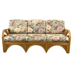 Vintage Boho Rattan-Sofa mit geblümten Polstermöbeln