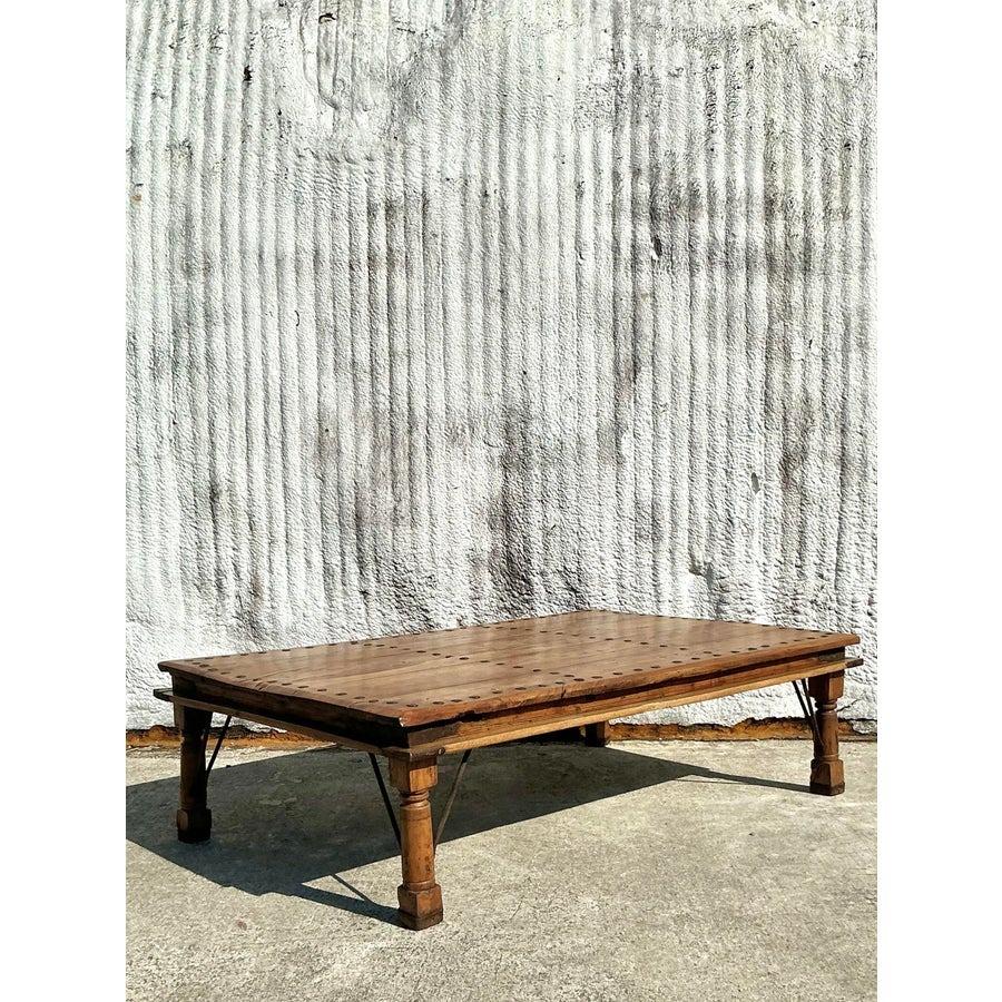 Américain Table basse vintage Boho en bois recyclé avec tête de clou en vente
