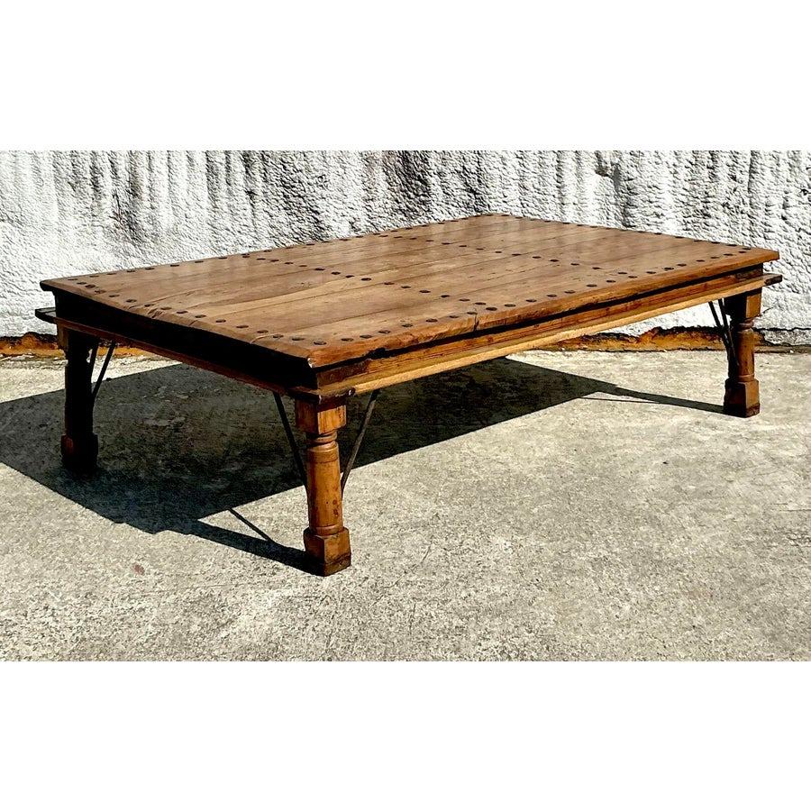 Table basse vintage Boho en bois recyclé avec tête de clou Bon état - En vente à west palm beach, FL