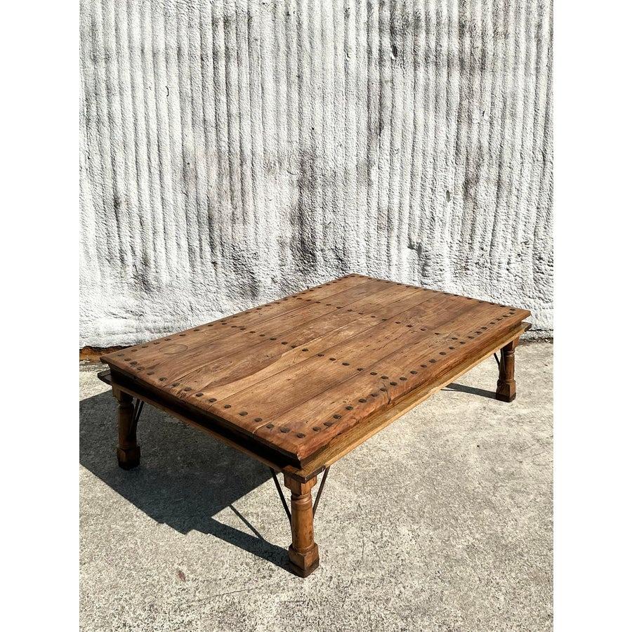 20ième siècle Table basse vintage Boho en bois recyclé avec tête de clou en vente