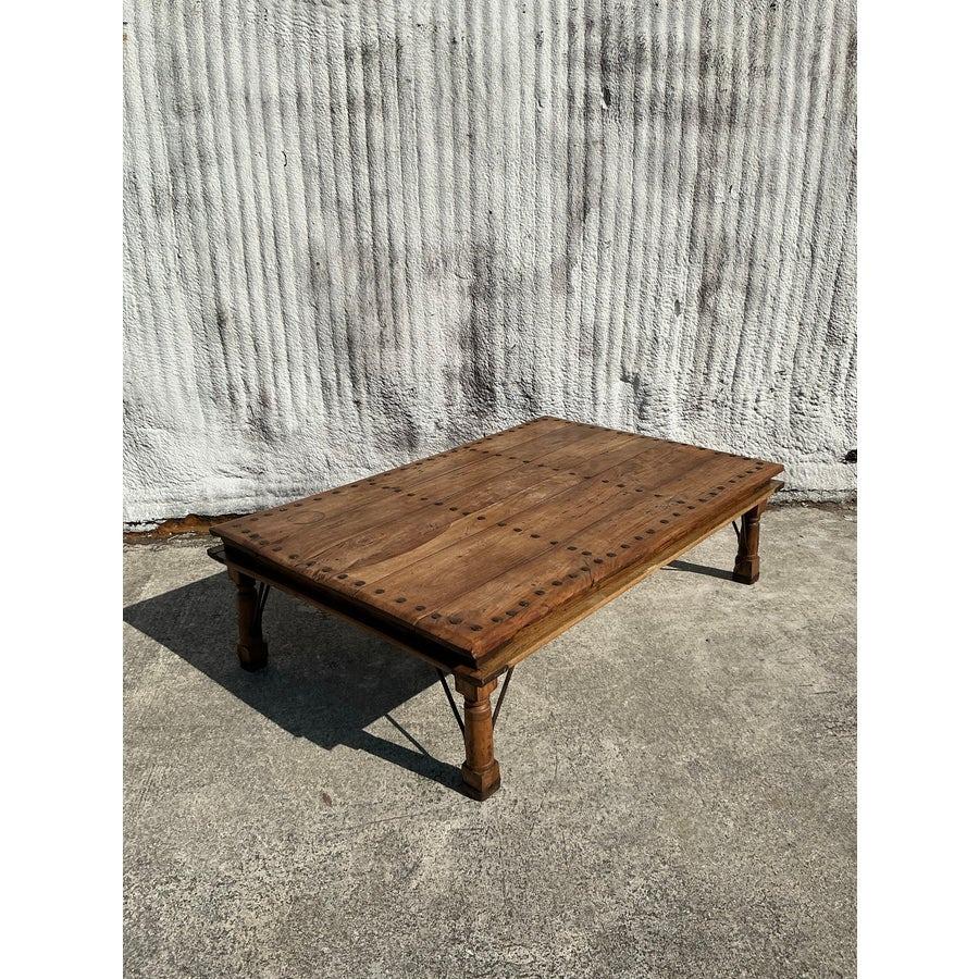 Métal Table basse vintage Boho en bois recyclé avec tête de clou en vente