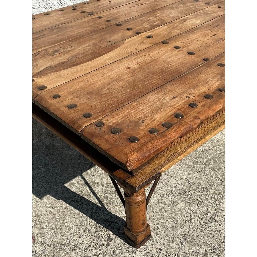 Table basse vintage Boho en bois recyclé avec tête de clou en vente 1