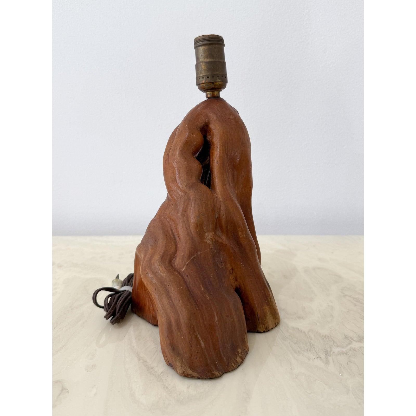 Organique, sculptural, et authentiquement primitif. Ce pied de lampe boho vintage est sculpté dans de la loupe de séquoia, présentant une forme caverneuse naturelle à la fois sensuelle et surréaliste. Le grain s'écoule comme de la terre en fusion,