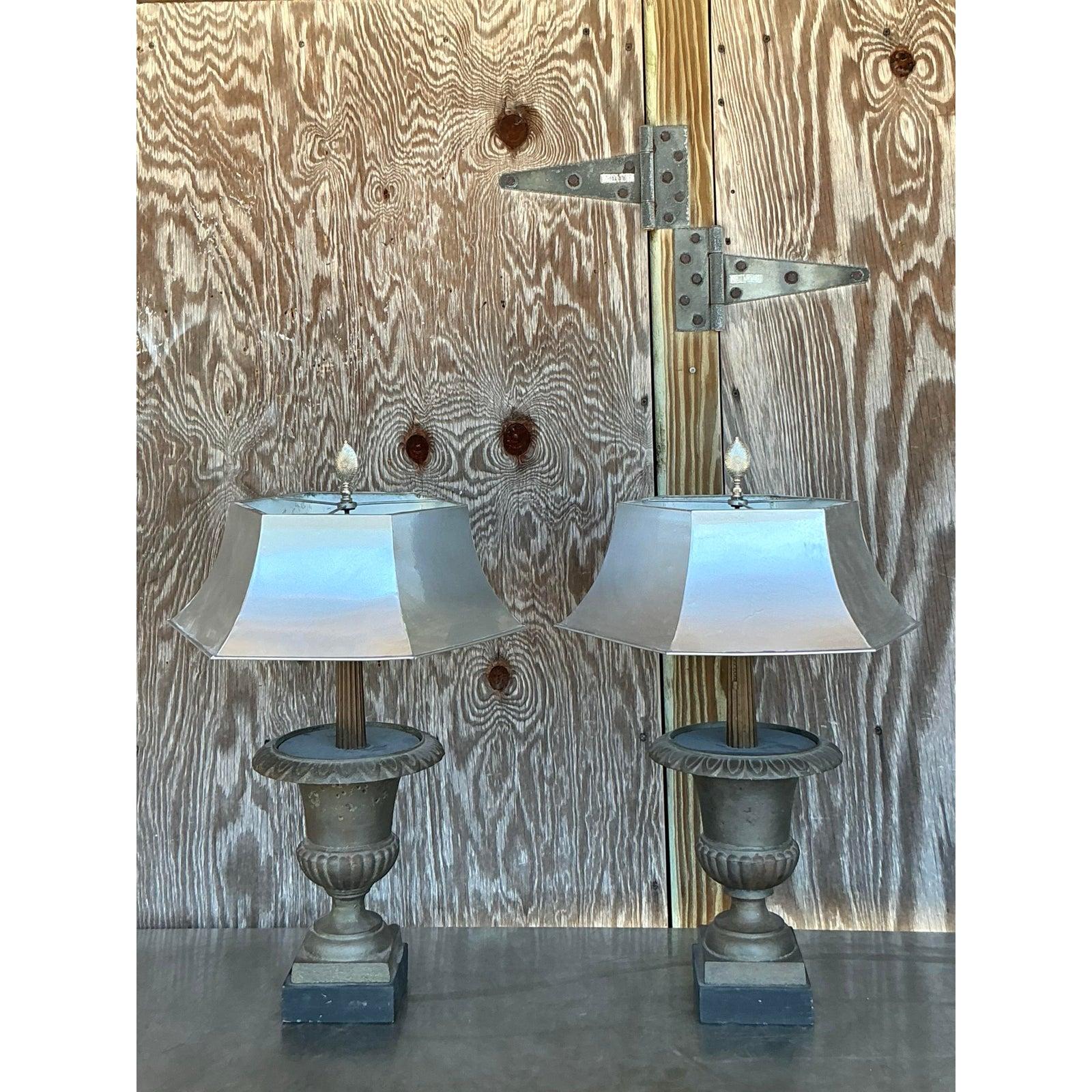 Mid-Century Modern Lampe Urne Boho Remaudier avec abat-jour en métal - Paire en vente