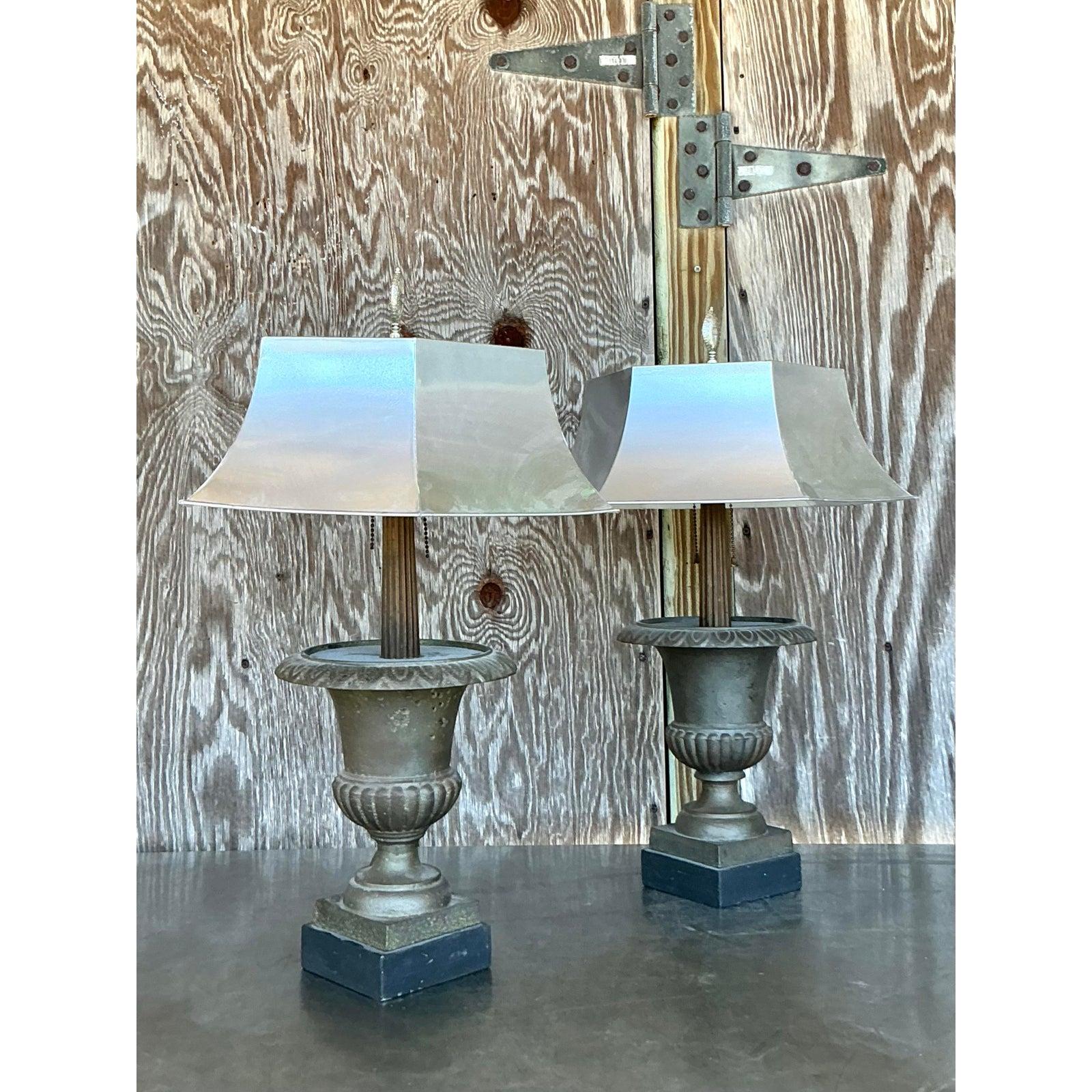 Américain Lampe Urne Boho Remaudier avec abat-jour en métal - Paire en vente