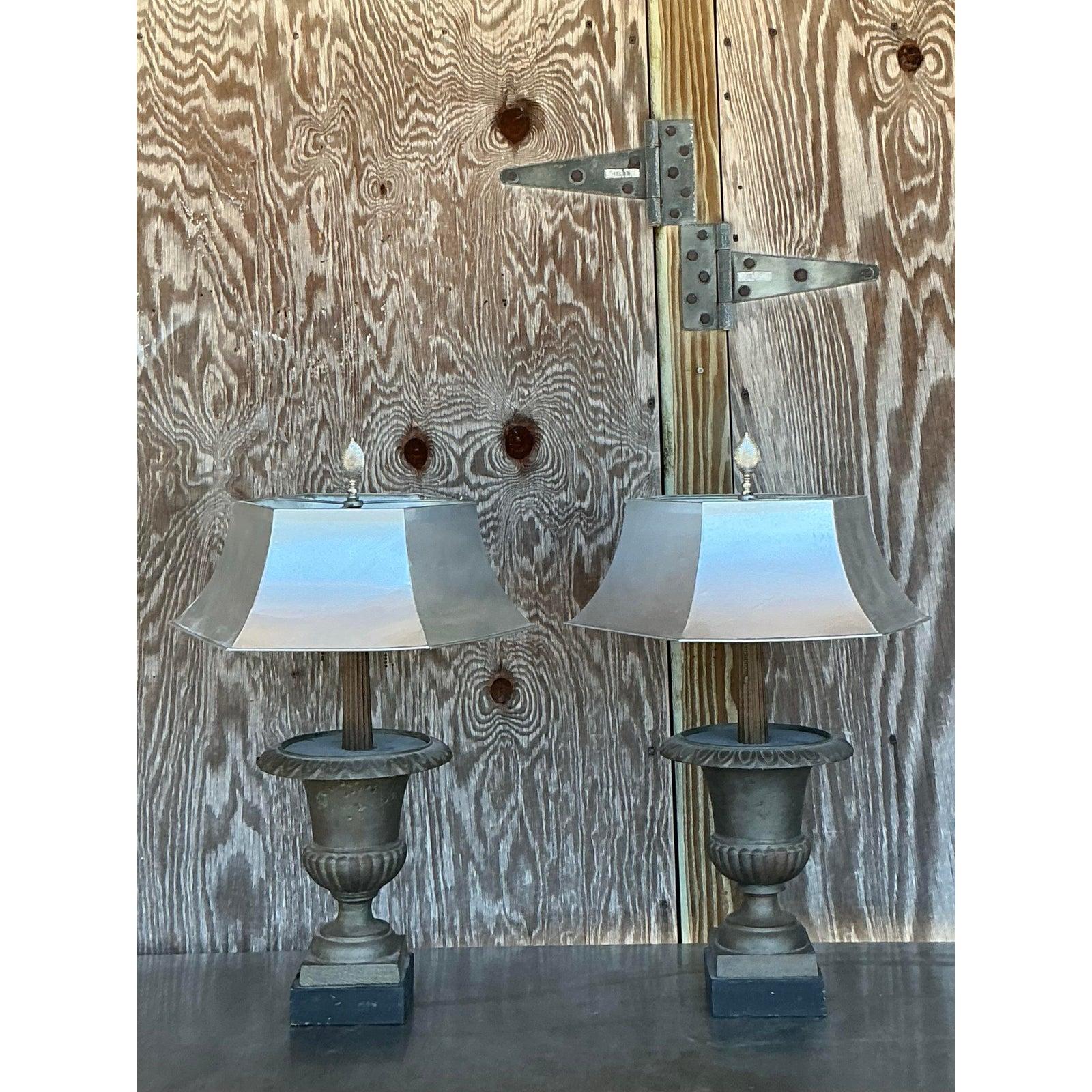 Lampe Urne Boho Remaudier avec abat-jour en métal - Paire Bon état - En vente à west palm beach, FL