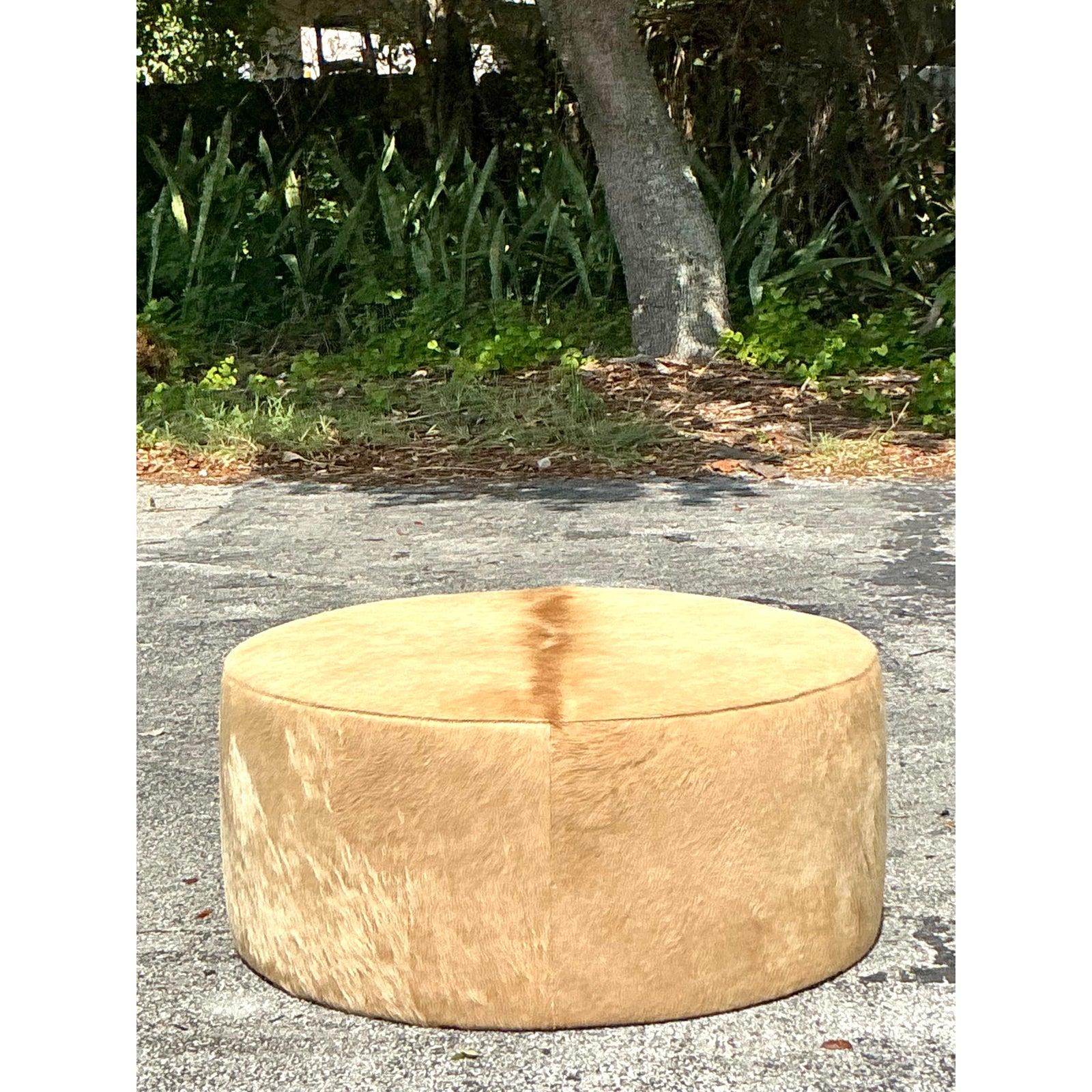Aggiungi una texture sofisticata e uno stile di design con questo elegante pouf in pelle di Restoration Hardware (RH). Completamente rivestito in vera pelle di capello, mette in mostra la bellezza naturale e la consistenza morbida del materiale in