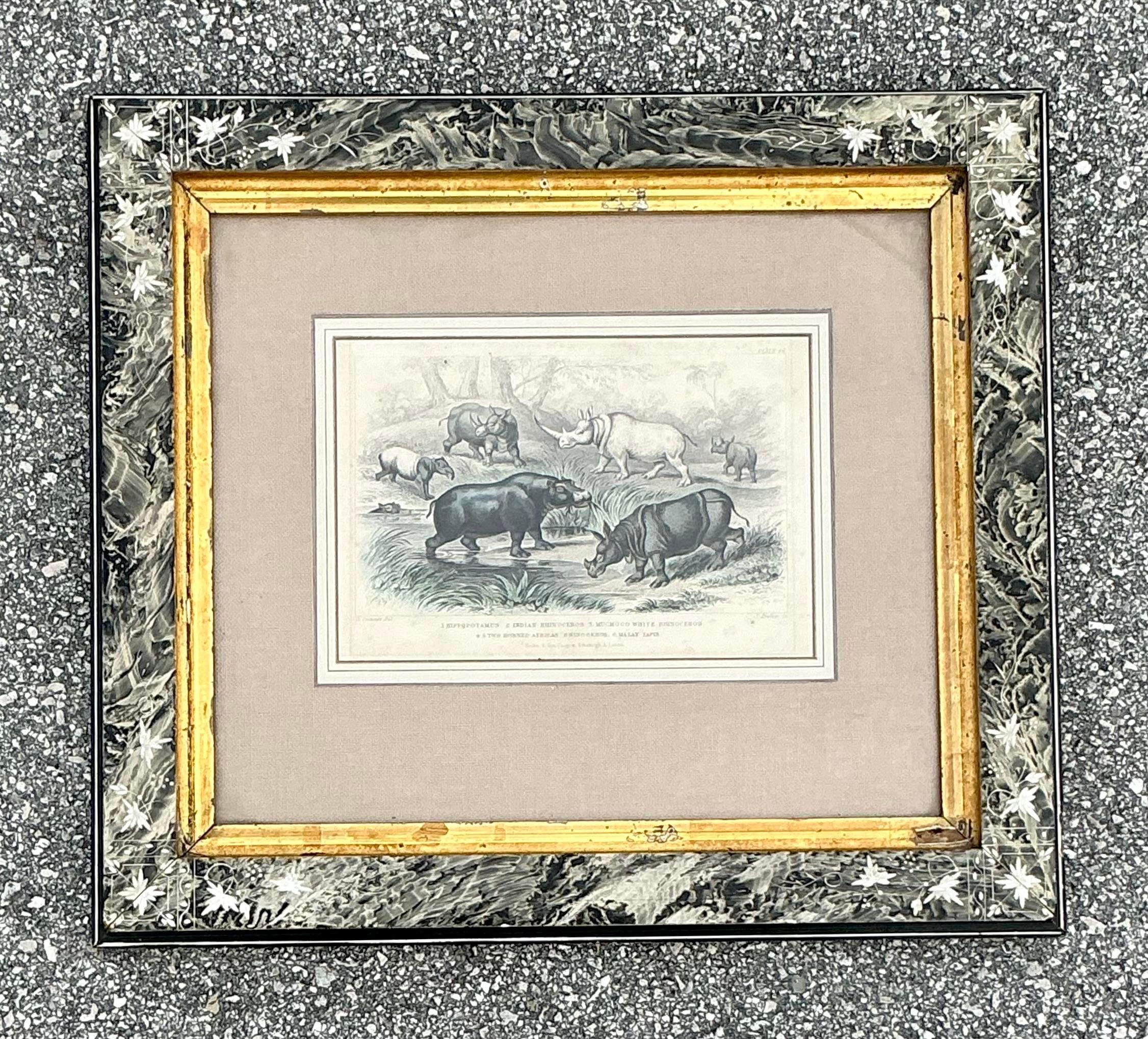 Este grabado boho vintage de rinocerontes, colocado en un marco tallado con bellos detalles, capta una escena de rinocerontes en un paisaje natural. El intrincado marco negro y dorado con un motivo floral realza el aire clásico de la pieza,
