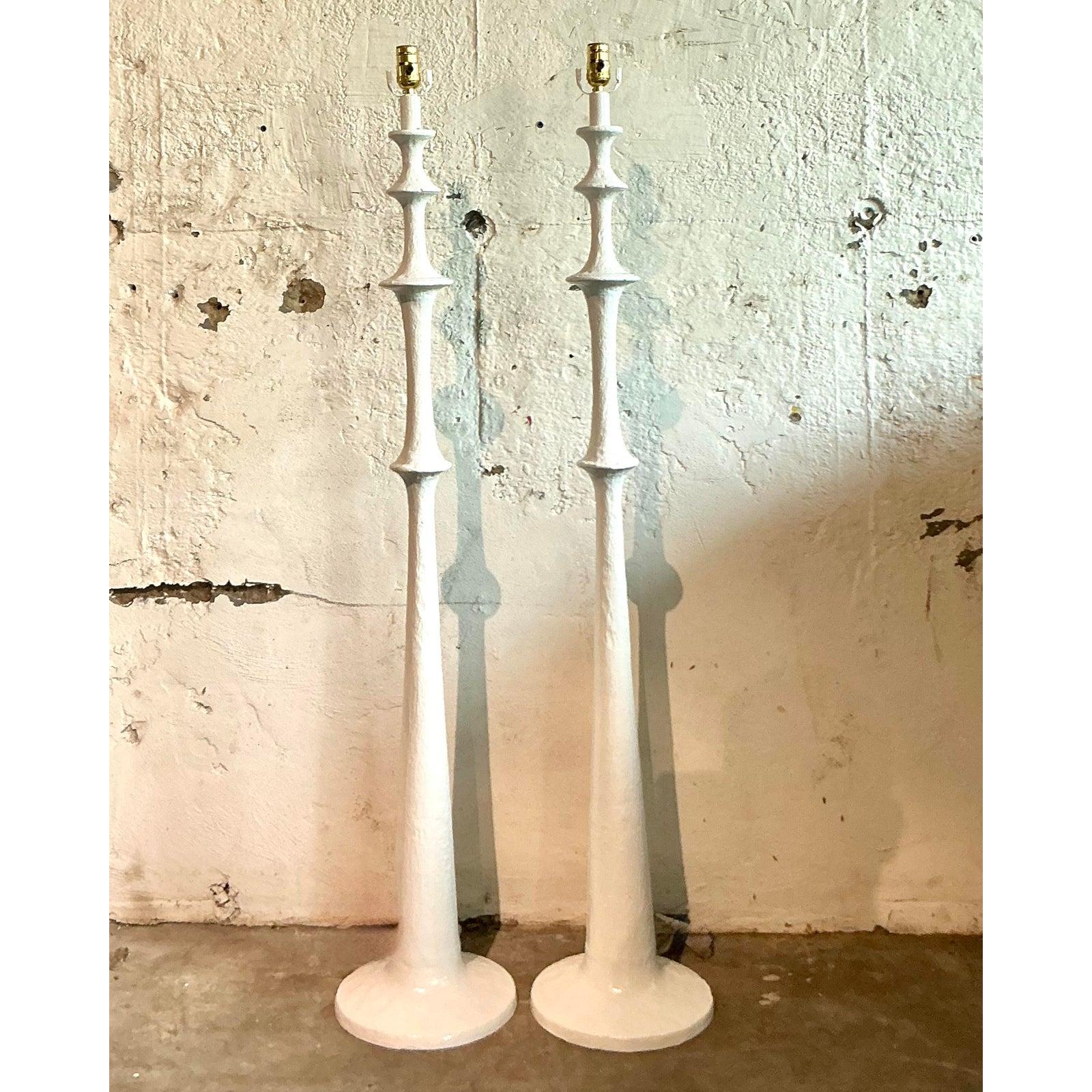 Illumina il tuo spazio con la sorprendente presenza architettonica di questa eccezionale coppia di lampade da terra vintage Boho Rings. Queste luci scultoree sono una testimonianza di design sofisticato, con una silhouette unica a più livelli 