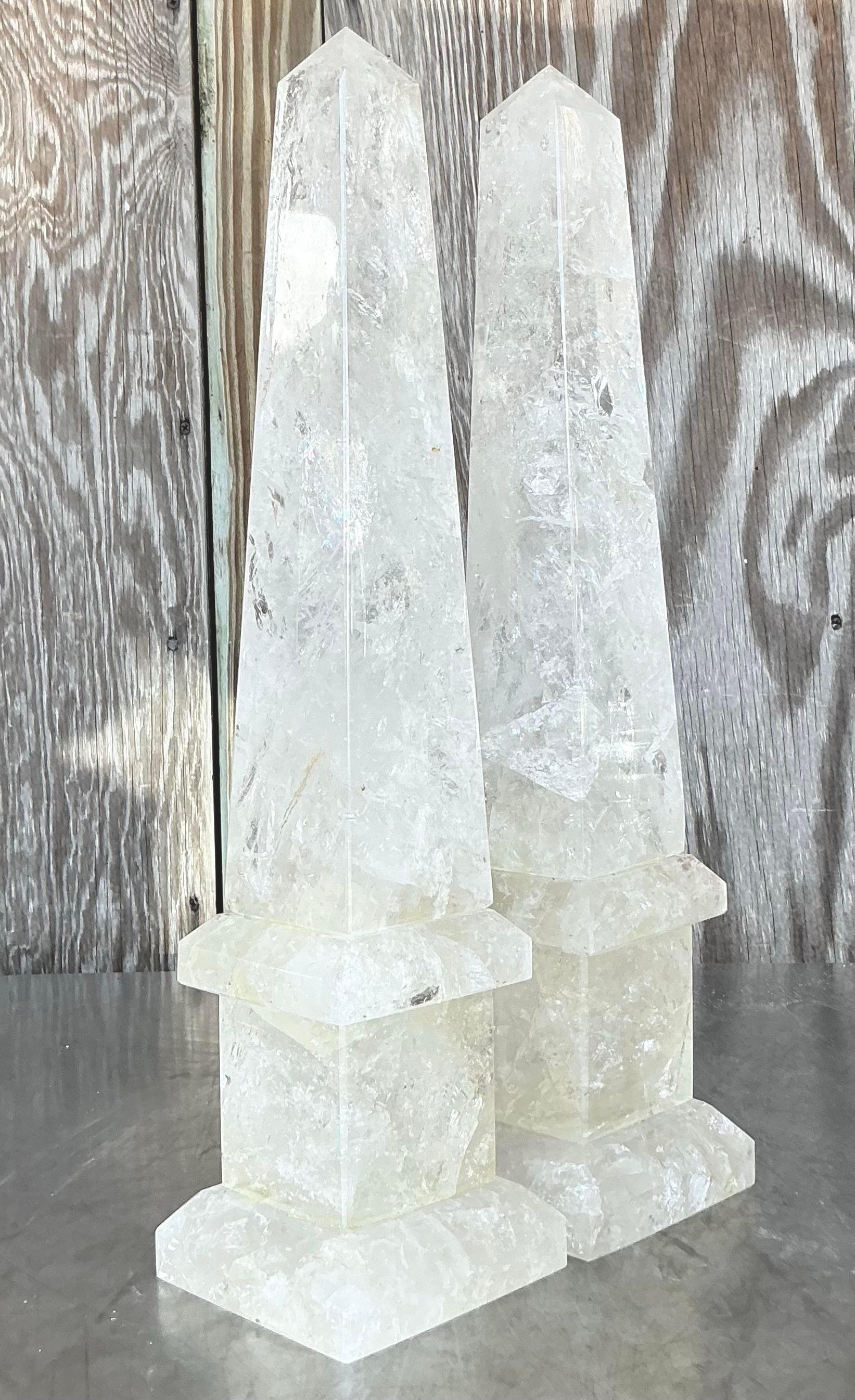 Magnifique paire d'obélisques en cristal de roche boho vintage, rayonnant d'une élégance naturelle. Chaque pièce est magnifiquement sculptée, mettant en valeur l'allure brute du cristal de roche avec sa clarté chatoyante et sa texture terreuse. Ces