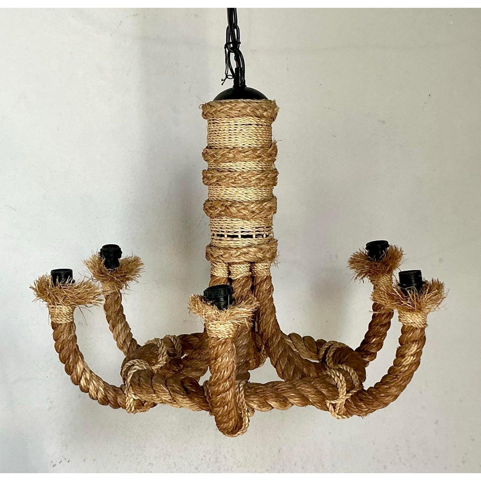 Verleihen Sie Ihrem Raum die organische Wärme und taktile Eleganz dieses Vintage-Kronleuchters mit Seilen. Diese sechsflammige Leuchte mit ihren schweren, gedrehten Seilen, die sich um die markant geschwungenen Arme wickeln, eignet sich perfekt für