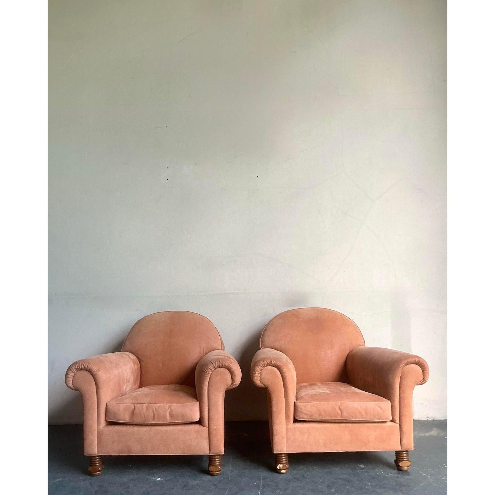 Installez-vous dans un confort inégalé et un style intemporel avec cette exceptionnelle paire de fauteuils club vintage à la manière de la célèbre designer Rose Tarlow. Ces chaises dégagent une élégance classique, inspirée de l'Art déco, avec leur