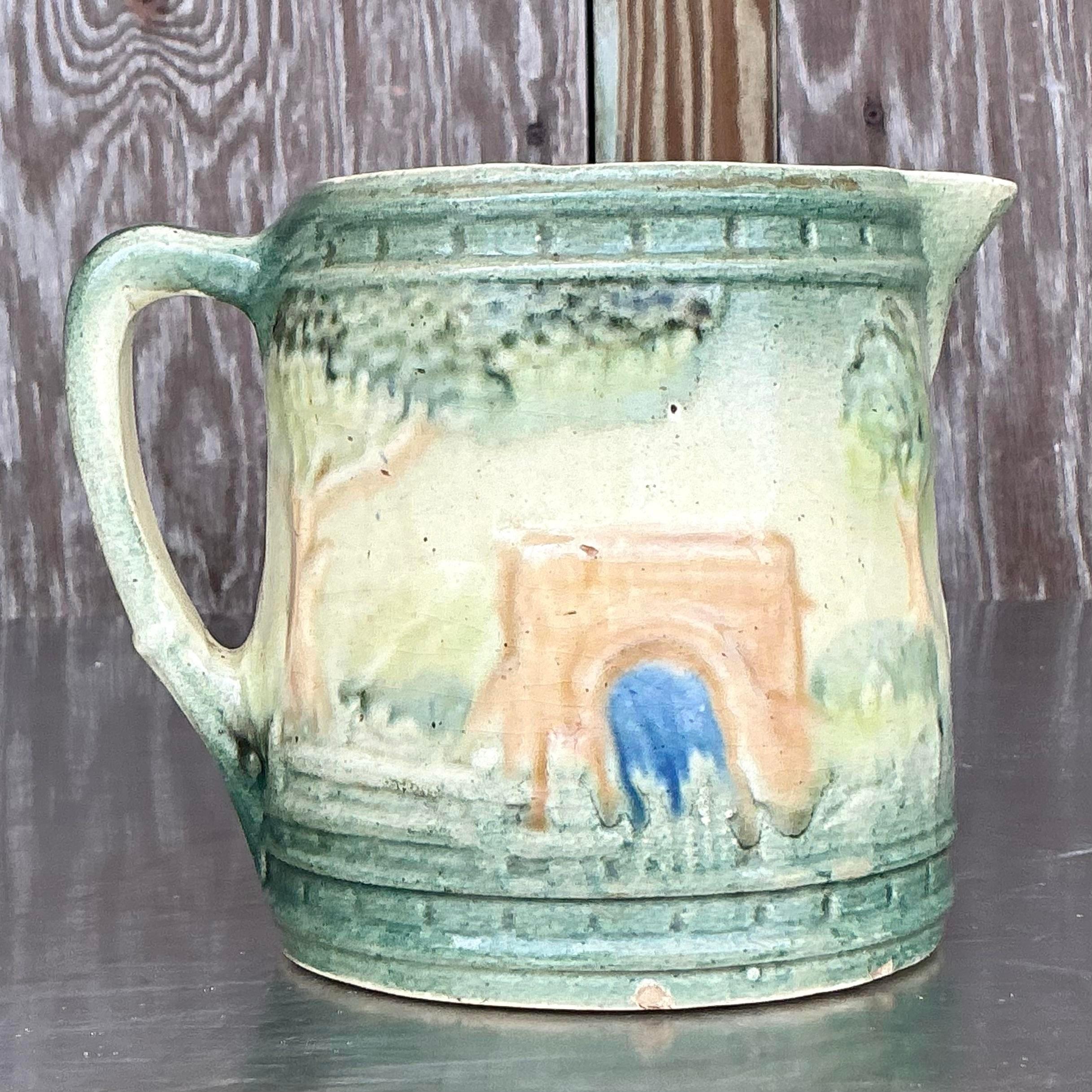 Adopta la elegancia rústica con esta jarra de leche de cerámica vintage Boho Roseville. Una mezcla perfecta de funcionalidad y encanto coleccionable.