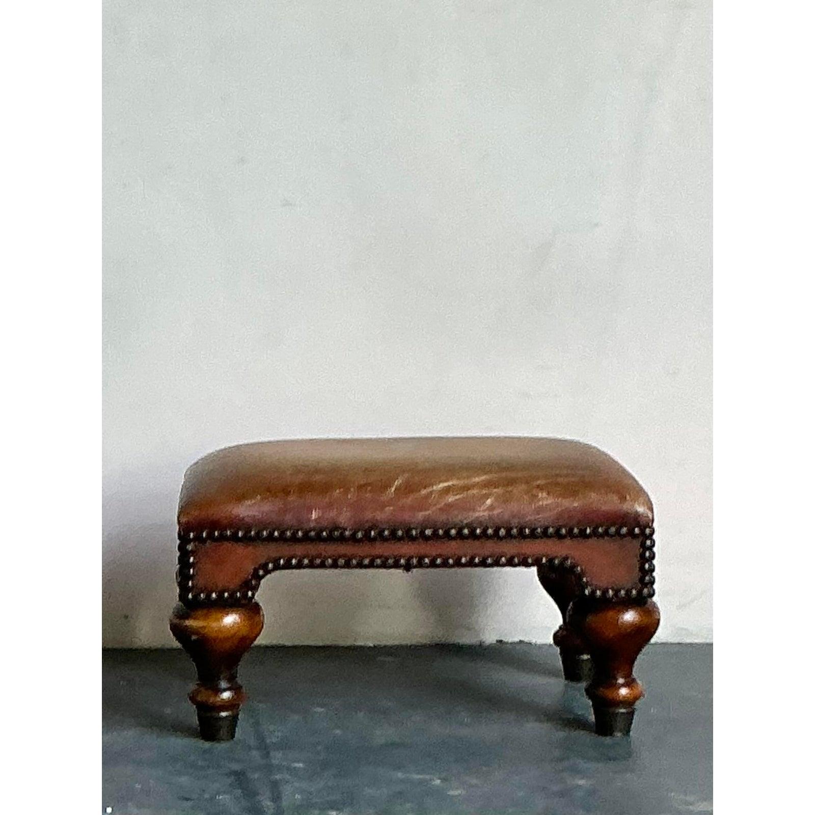Vintage Boho Royal Crest Leather Footstool Bon état - En vente à West Palm Beach, FL
