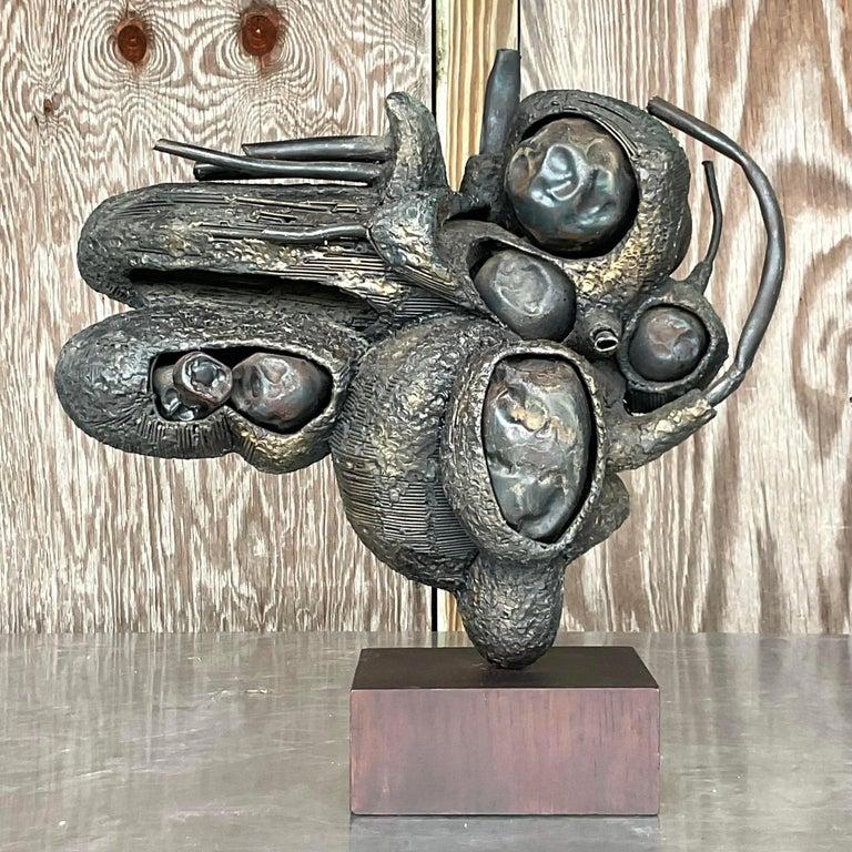 Questa scultura vintage Boho del famoso artista Rudolph Seno emana una raffinatezza senza tempo. Realizzata in bronzo, la composizione astratta mostra la magistrale capacità di Seno di fondere forma e sentimento, evidenziata da una splendida patina