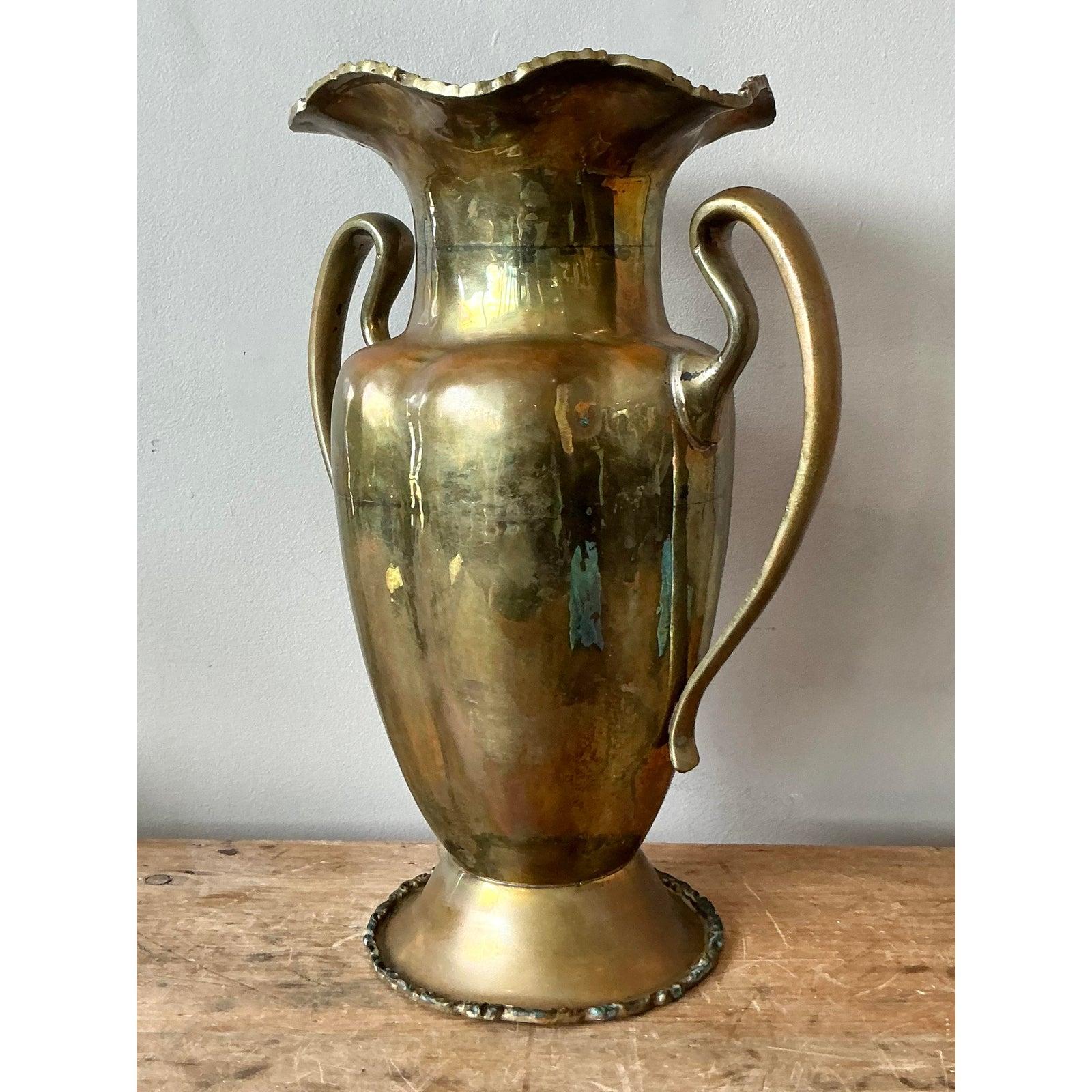 Vaso d'ottone con volant bohémien d'epoca In condizioni buone in vendita a West Palm Beach, FL