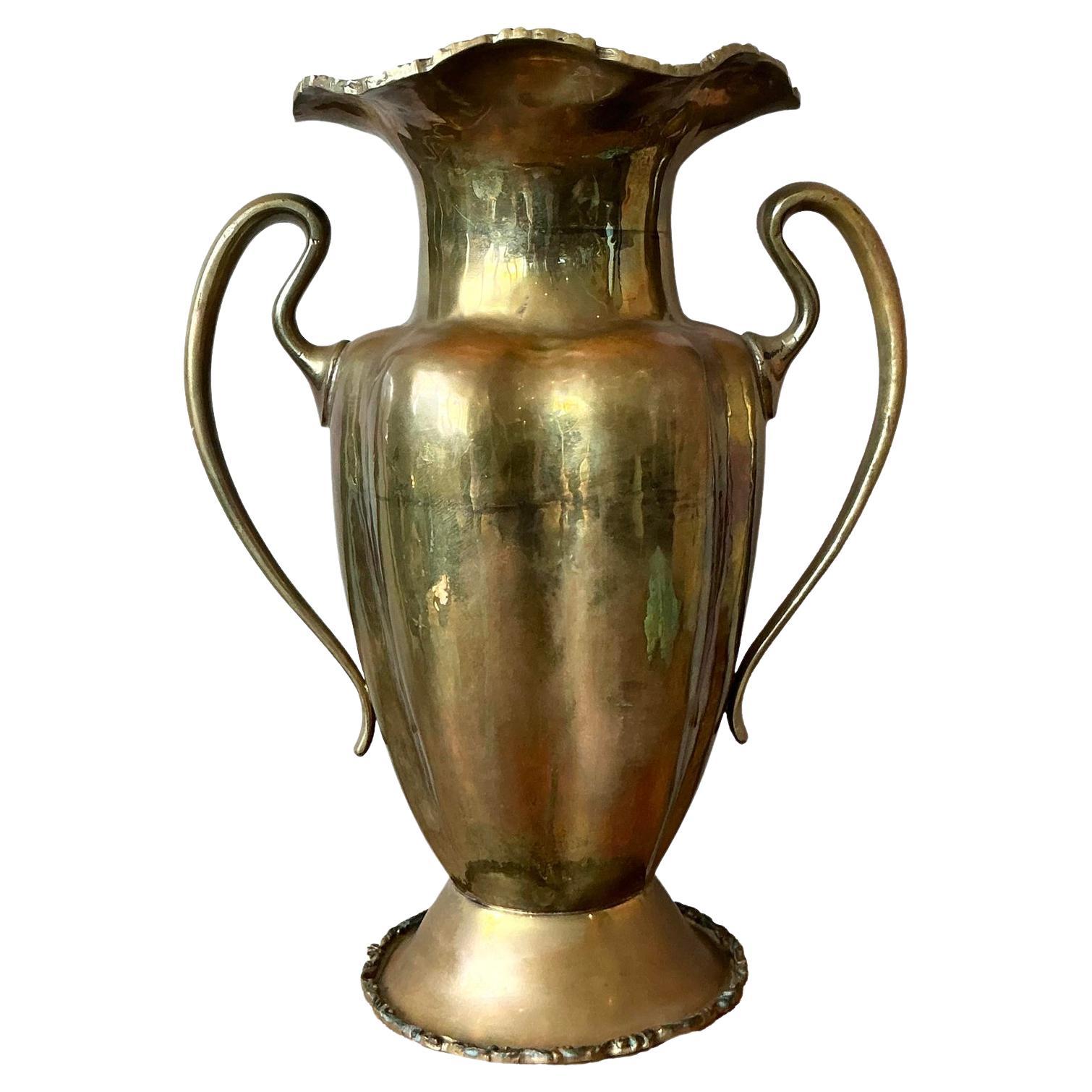 Vaso d'ottone con volant bohémien d'epoca in vendita