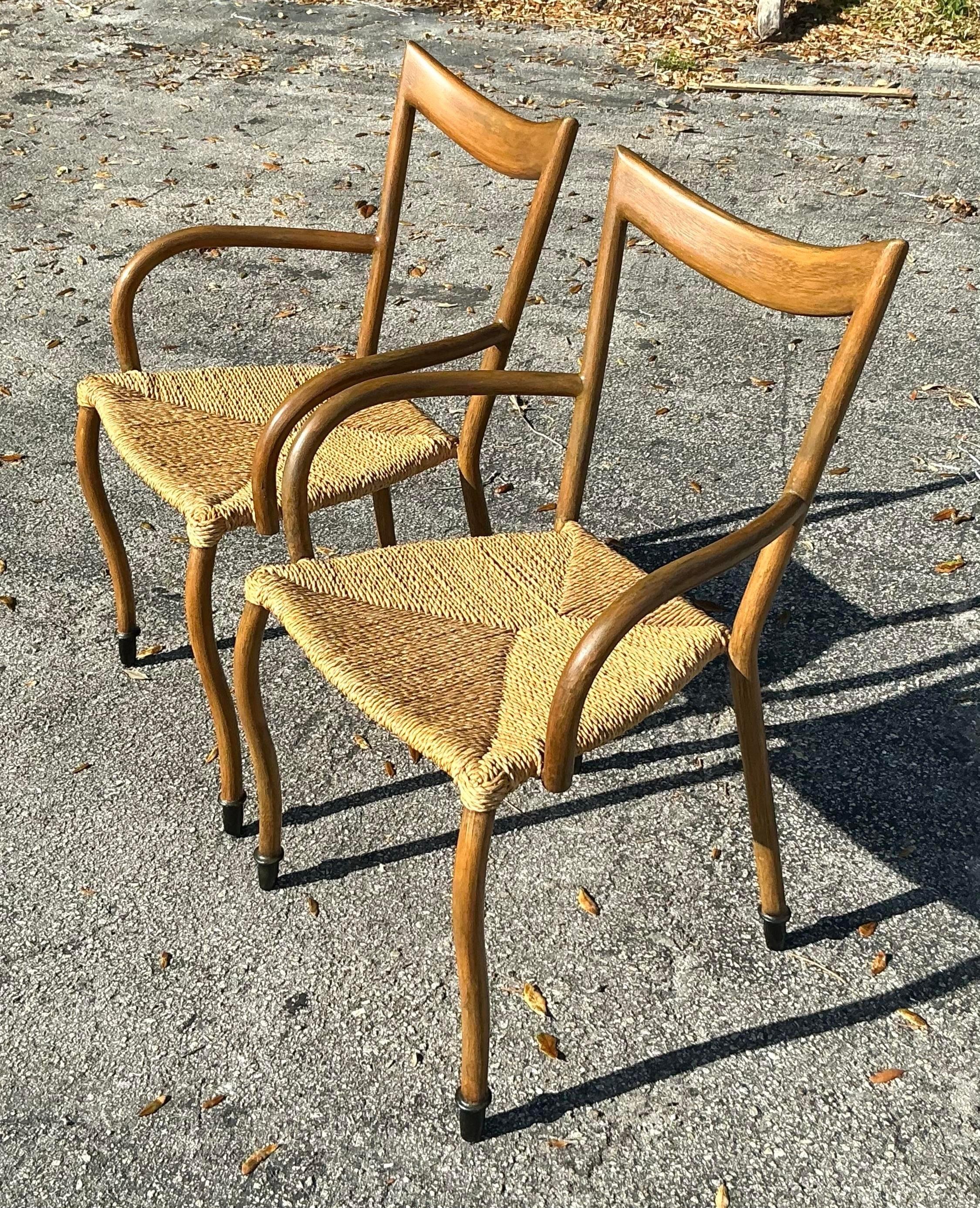 Rustique Chaises à accoudoirs vintage Boho à siège en jonc - une paire en vente