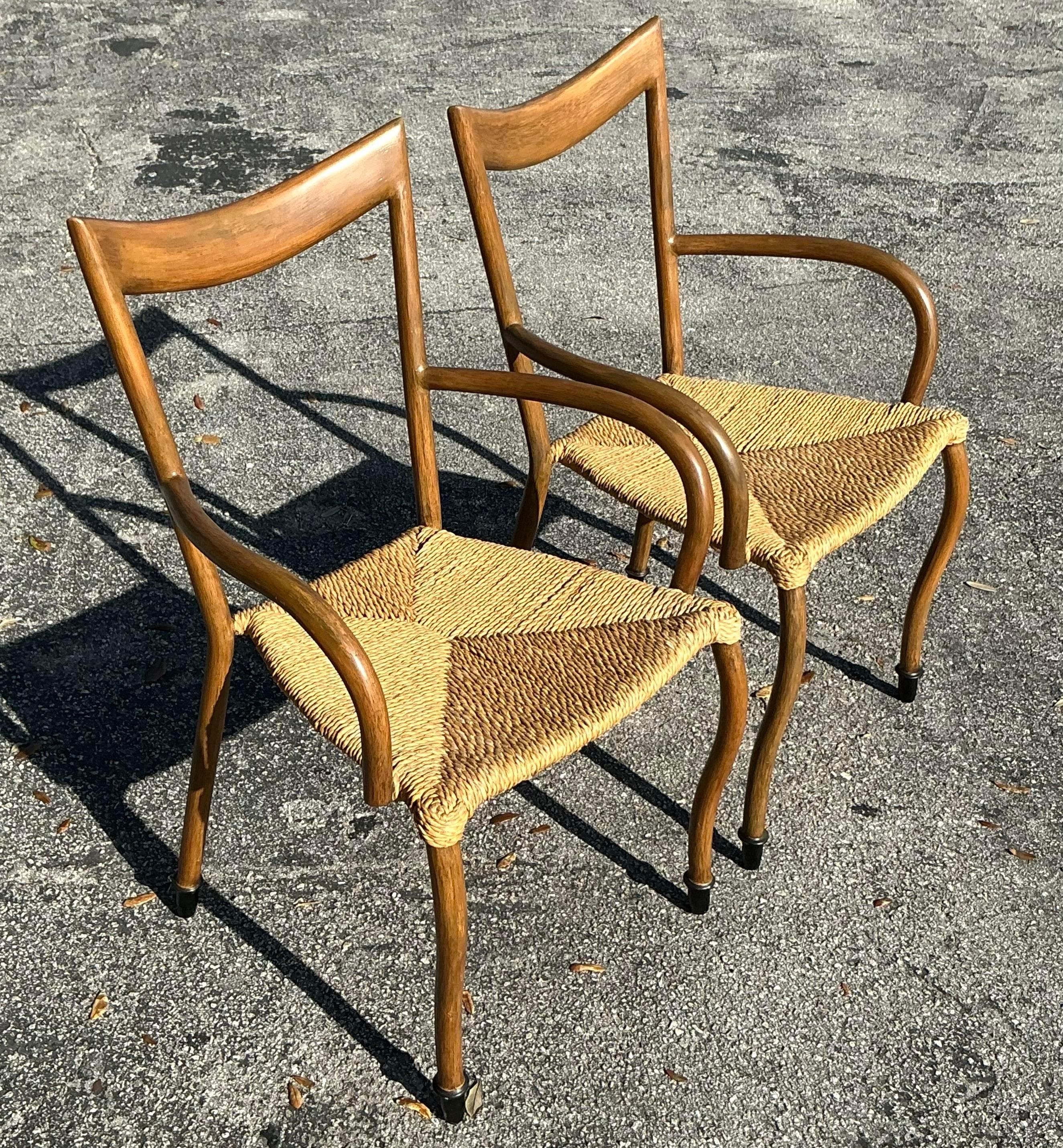 Chaises à accoudoirs vintage Boho à siège en jonc - une paire Bon état - En vente à west palm beach, FL
