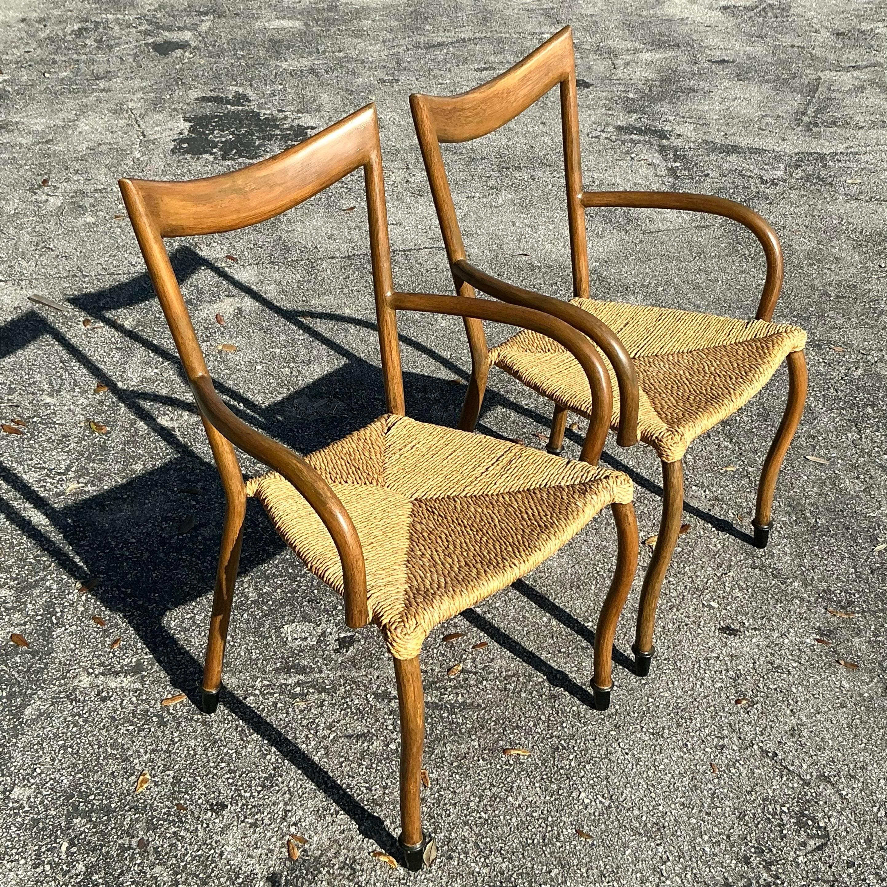 Jonc Chaises à accoudoirs vintage Boho à siège en jonc - une paire en vente