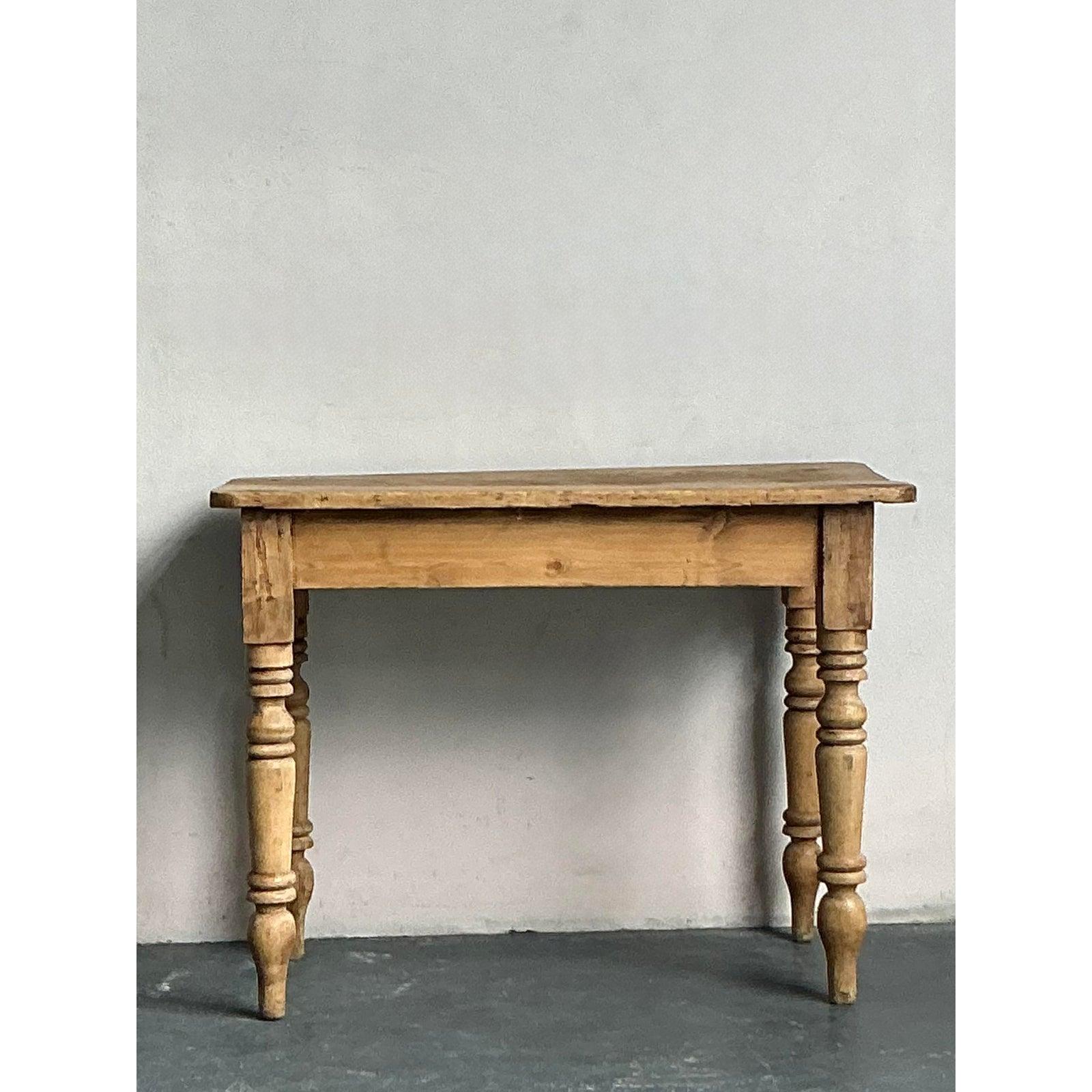 Adoptez l'attrait intemporel du design rustique avec cette charmante table console en bois de grange vintage. Fabriqué avec une délicieuse finition vieillie, ce meuble dégage un caractère chaleureux et accueillant, parfait pour un intérieur