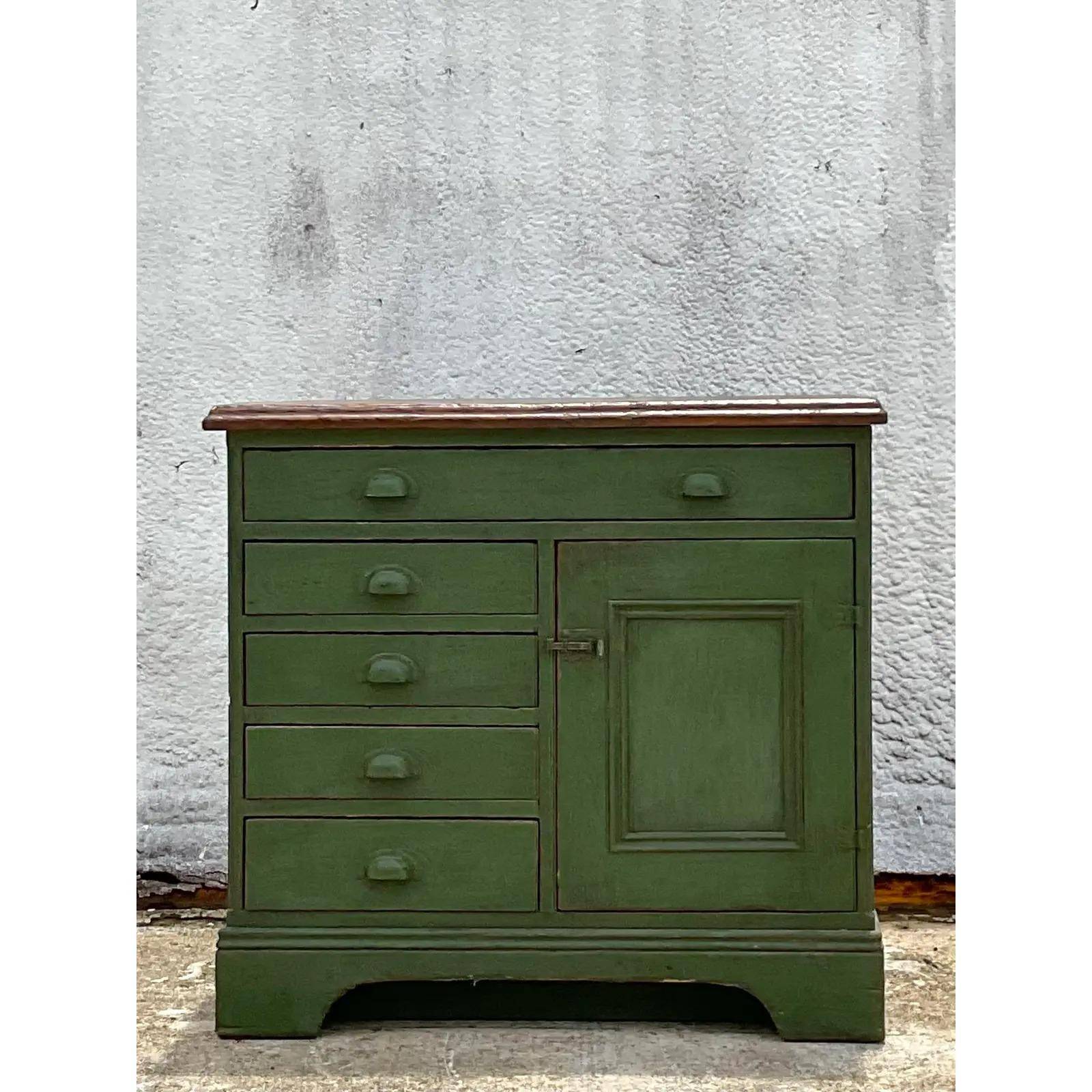 Fabuleux buffet rustique vintage. Un fabuleux meuble de ferme avec une finition verte vieillie et un plateau en bois naturel. Acquis d'une propriété de Palm Beach.