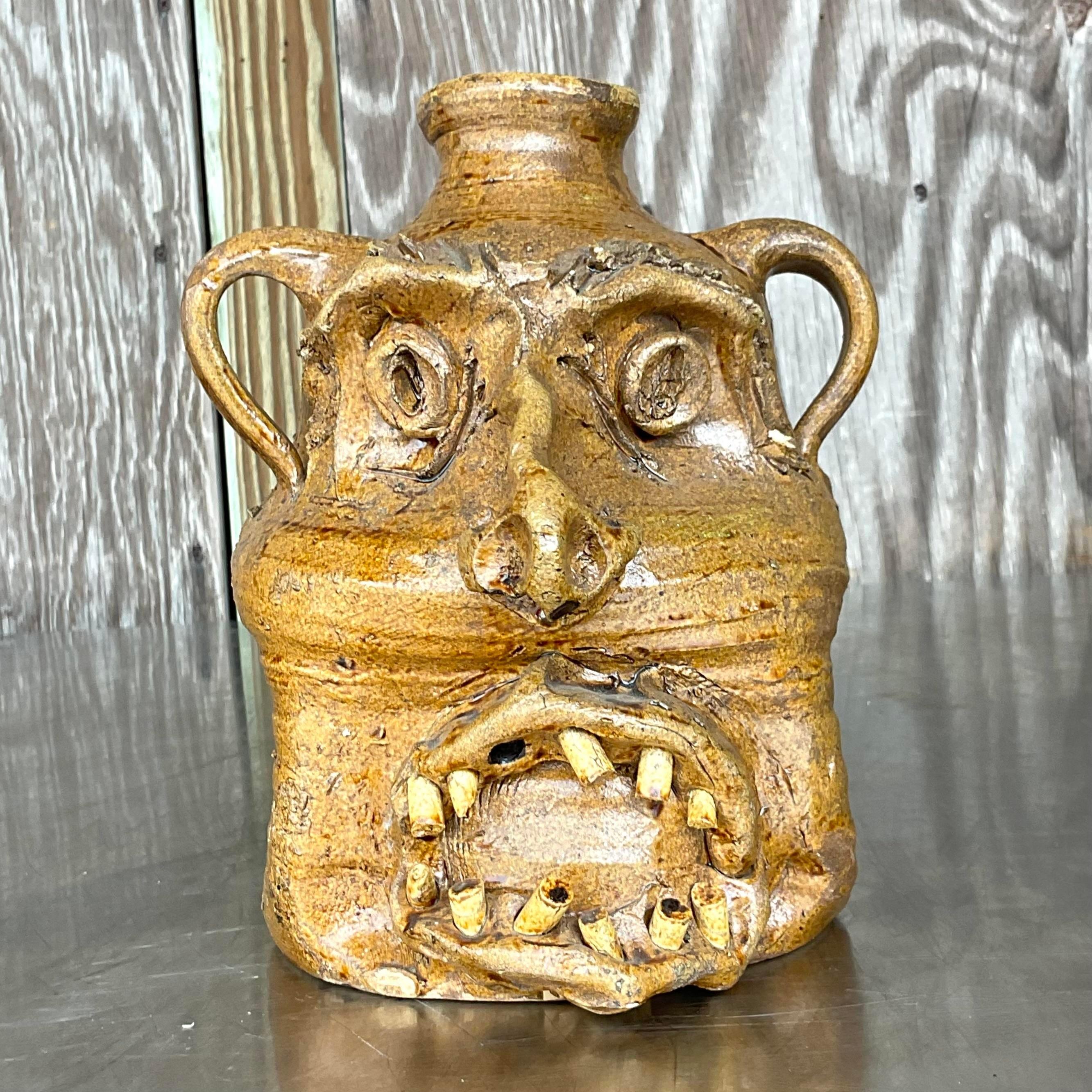 Peppen Sie Ihre Einrichtung mit diesem einzigartigen Vintage Rustic Studio Pottery Two-Faced Jug auf, der den Geist amerikanischer Handwerkskunst verkörpert. Das von einem erfahrenen Künstler handgefertigte, einzigartige Design spiegelt die