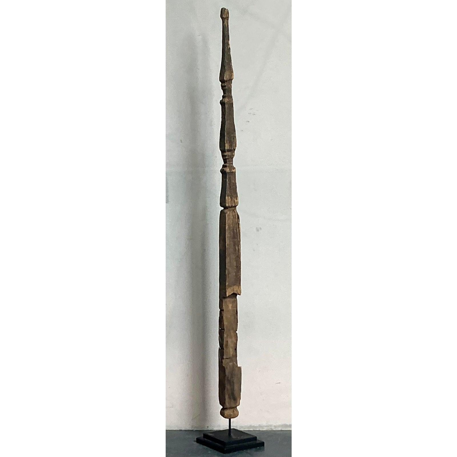 Abbraccia la bellezza grezza dei materiali naturali con questa accattivante scultura vintage Boho Rustic Wood. Questo pezzo unico mette in mostra l'arte intrinseca del legno invecchiato, con un'impressionante forma frammentata montata su un elegante