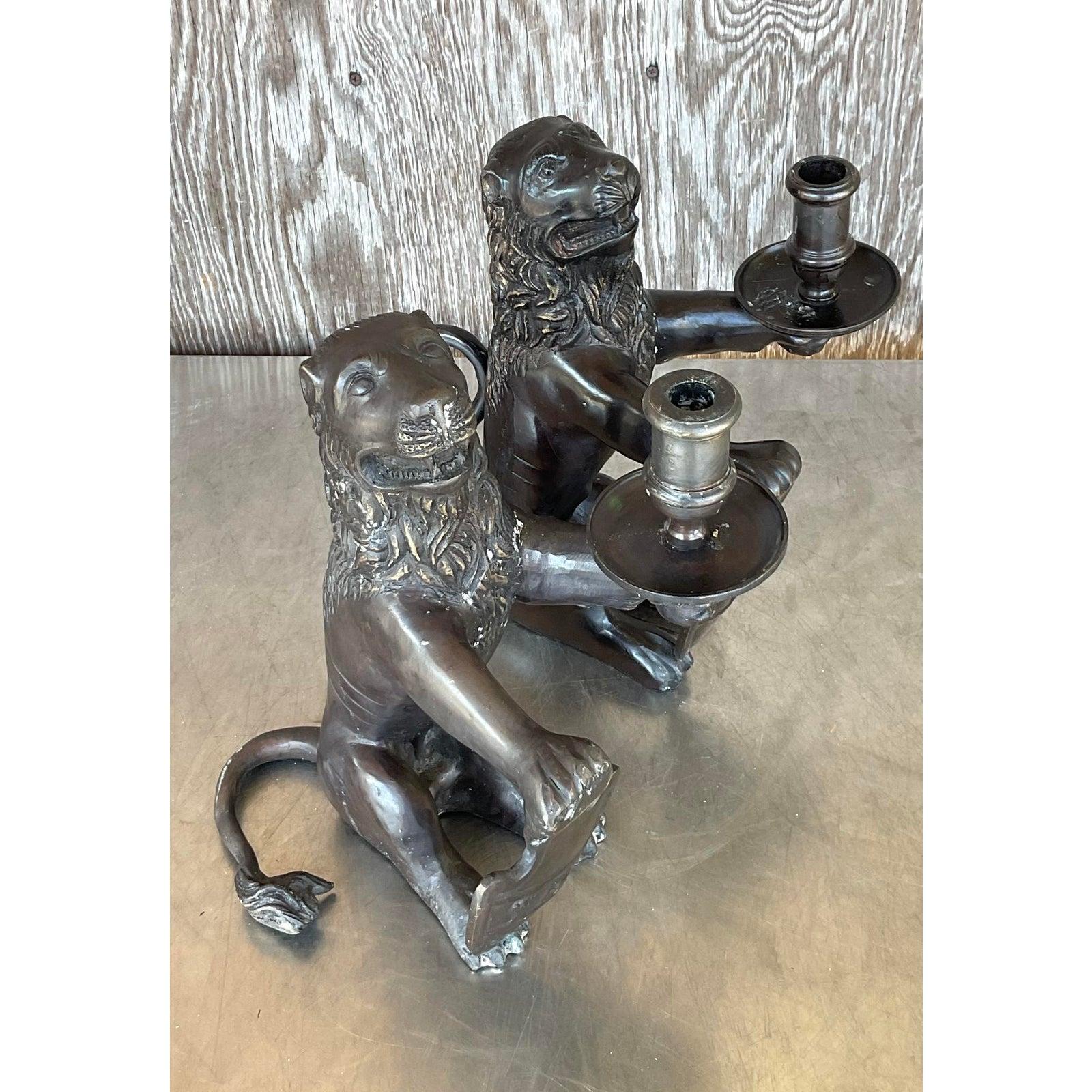 Eleva il tuo arredamento con questa regale coppia di Candelieri Leone Araldico in bronzo vintage di Sarreid. Fuso in bronzo massiccio con una ricca patina, ogni leone siede orgogliosamente in posizione eretta, stringendo uno scudo in una zampa e