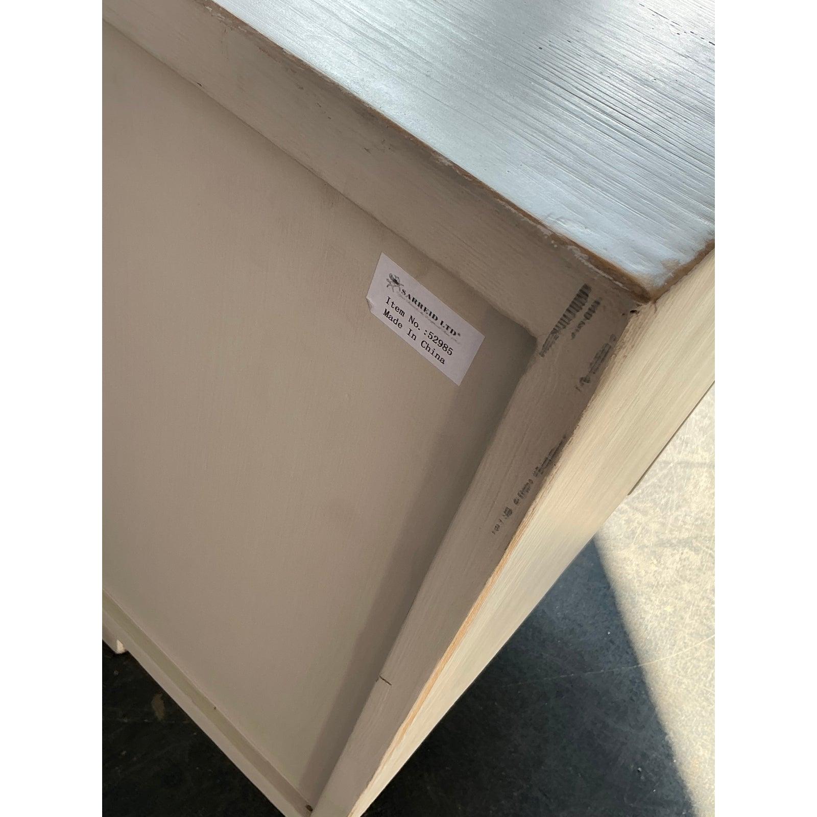 Questa credenza ampia e architettonicamente dinamica è un magnifico esempio di design postmoderno, che utilizza texture e geometrie audaci per creare un impatto visivo. Il mobile lungo e basso è rifinito in lacca bianca e presenta ante