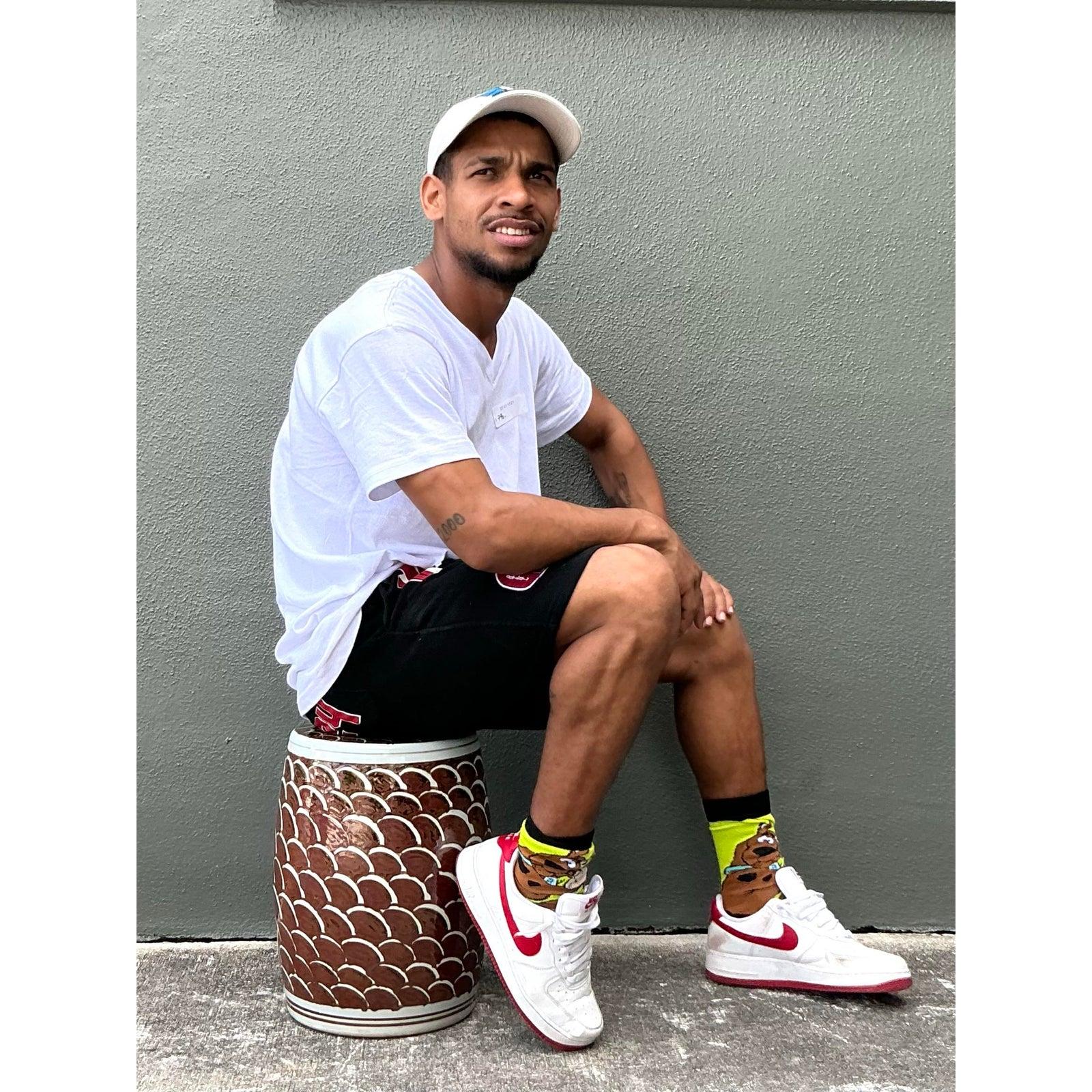 Ajoutez une couche de motif graphique et de charme du milieu du siècle à votre espace avec cette paire distinctive de tabourets tambour en céramique vintage. Chaque tabouret est orné d'un motif répétitif de festons ou d'écailles de poisson peint à