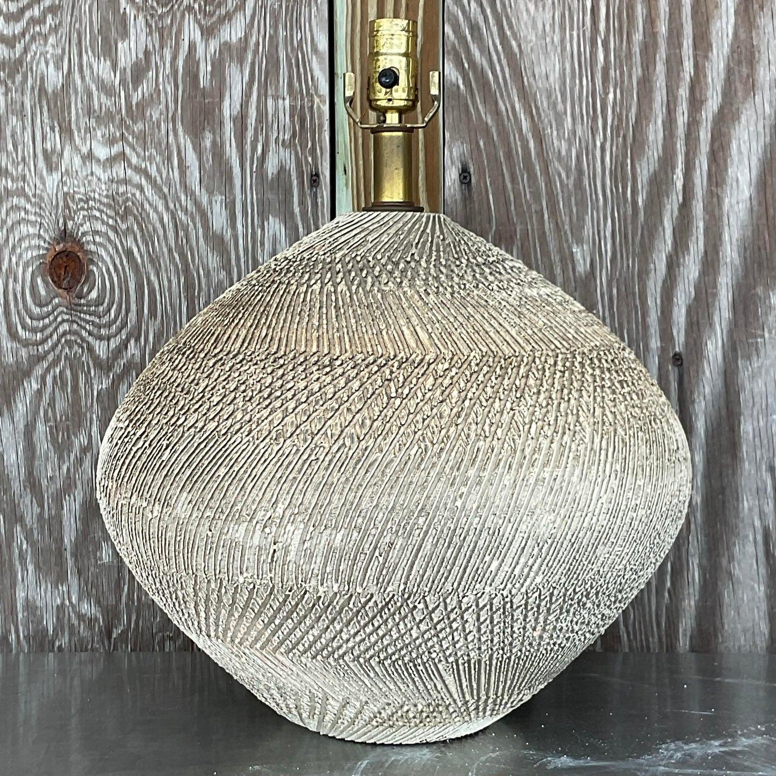 Ilumina tu espacio con la Lámpara de Cerámica Vintage Boho Scored, una fusión de estilo bohemio y artesanía americana atemporal. Esta lámpara presenta detalles de cerámica con estrías intrincadas, que añaden un toque artístico y carácter a cualquier