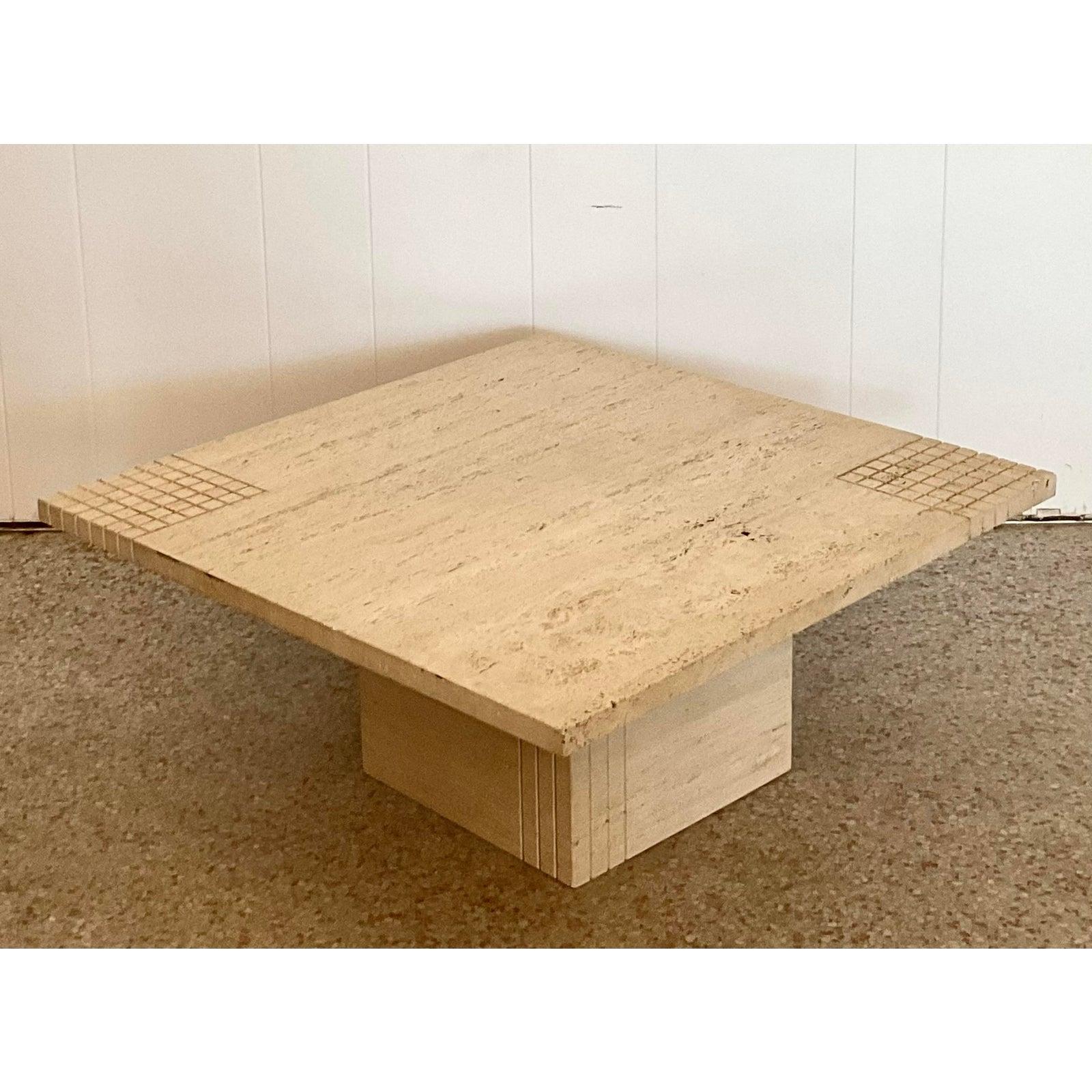 Entdecken Sie die raue, architektonische Schönheit dieses Beistelltischs aus Travertin im Vintage-Stil, ein beeindruckendes Beispiel für italienisches postmodernes Design. Mit einem monolithischen Sockel und einer dicken, massiven Platte zelebriert