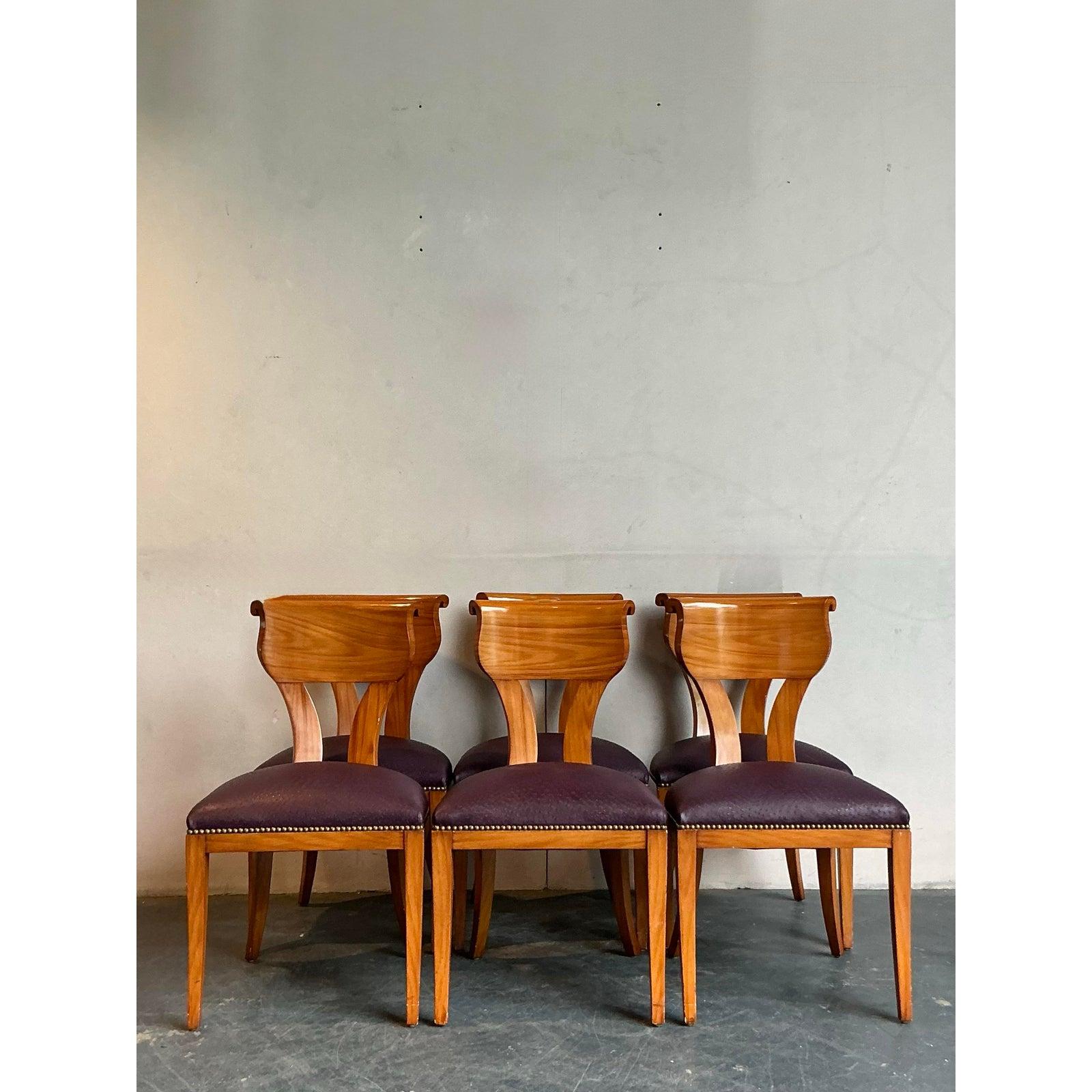 Ti presentiamo uno splendido set di sedie da pranzo vintage, sapientemente realizzate con un caratteristico design con schienale a voluta che richiama l'eleganza dell'estetica Biedermeier, sottilmente infuso con una sensibilità Boho dallo spirito