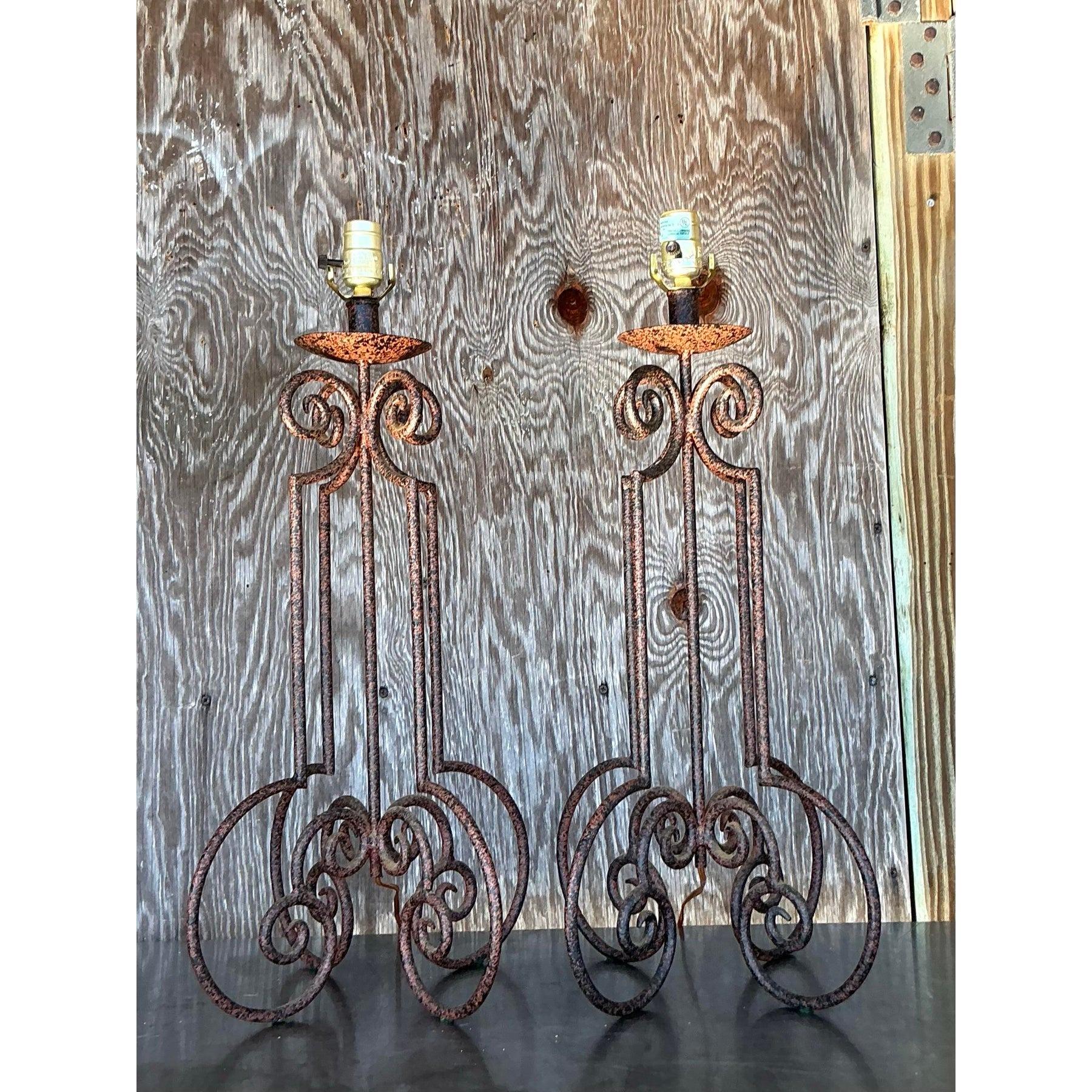 Aggiungi un elegante tocco vintage al tuo spazio con questa coppia di lampade a colonna in metallo a volute di ispirazione boho. Queste lampade uniche sono caratterizzate da intricati disegni a volute che fondono un'artigianalità senza tempo con una