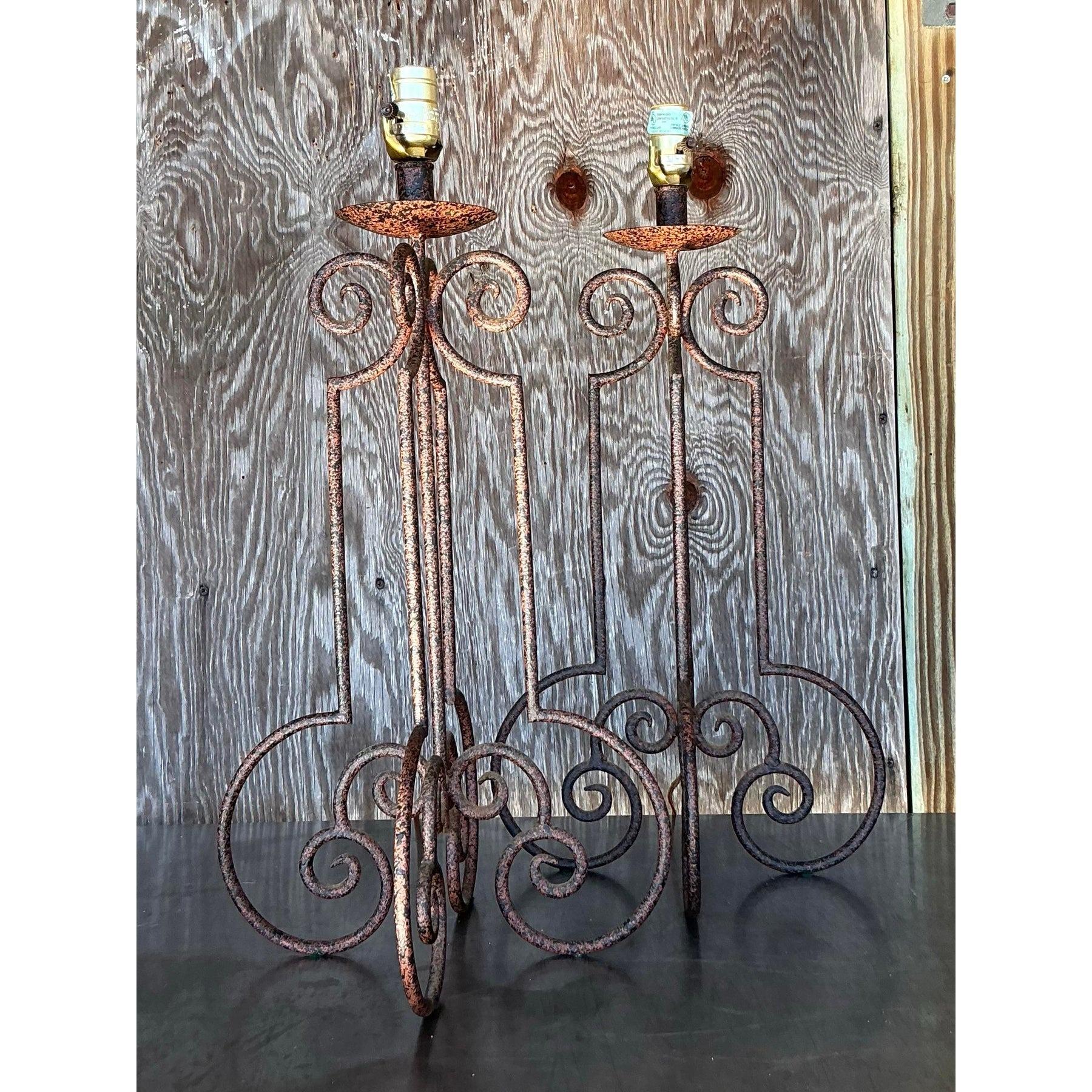Rustico Lampade a colonna in metallo con volute Boho d'epoca - una coppia in vendita