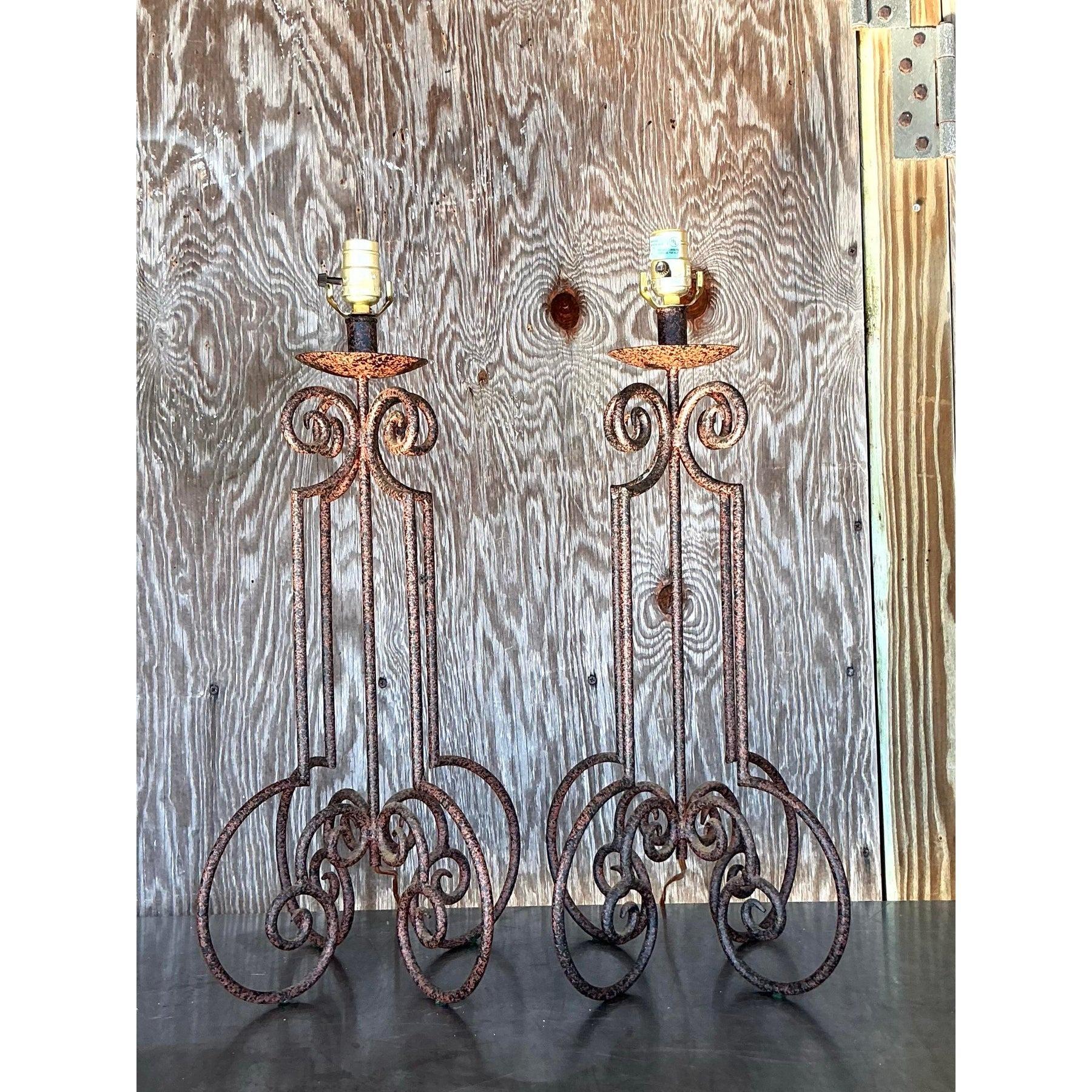 Metallo Lampade a colonna in metallo con volute Boho d'epoca - una coppia in vendita