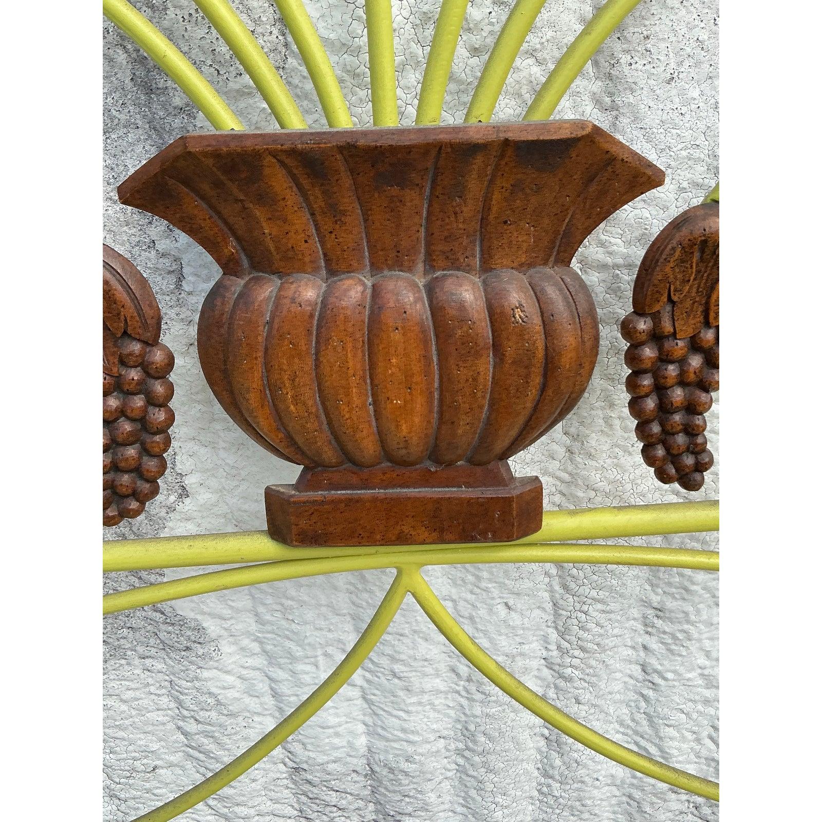 Infondi nella tua camera da letto un fascino senza tempo con questa testiera gemellare vintage a volute boho. Caratterizzato da una splendida struttura in metallo curvato in una tenue tonalità di giallo, questo pezzo è accentuato da un ornamento di