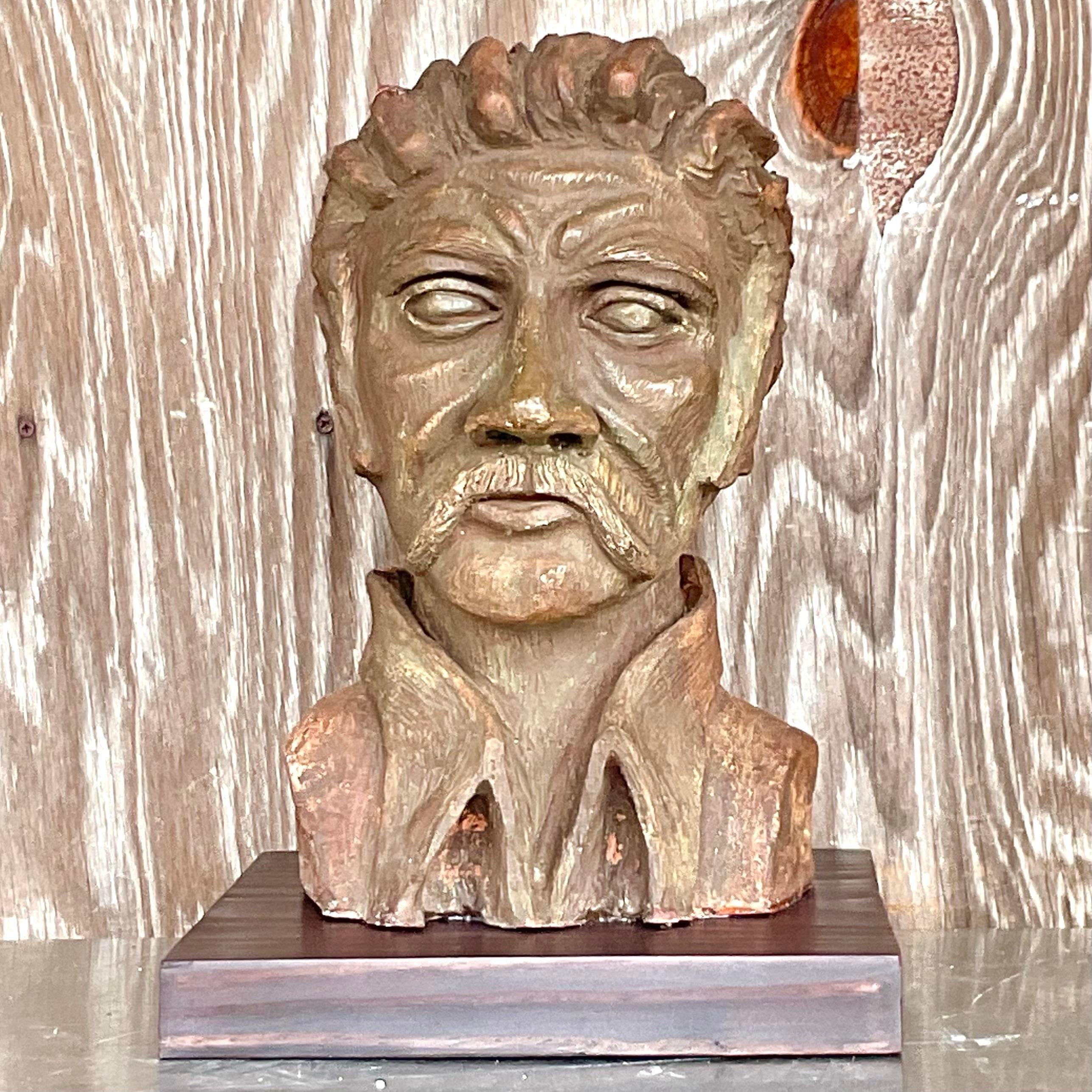 Umarmen Sie das künstlerische Erbe der amerikanischen Handwerkskunst mit dieser Vintage Boho Sculpted Clay Bust of Man. Mit seinen filigranen Details und seinem böhmischen Charme fängt dieses Stück die Essenz von Kreativität und Tradition ein.