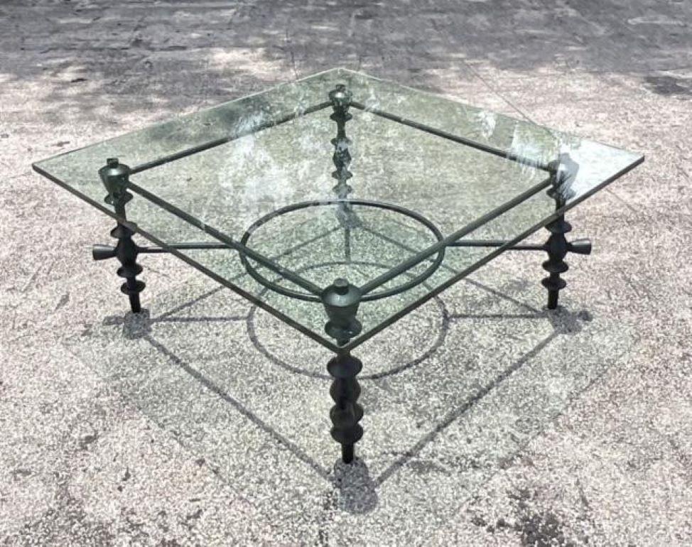 Américain Table basse bohème vintage avec pieds sculptés en fer forgé d'après Giacometti en vente