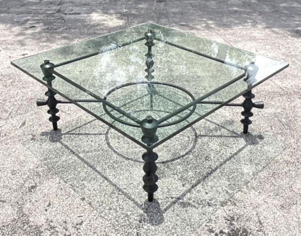 Table basse bohème vintage avec pieds sculptés en fer forgé d'après Giacometti Bon état - En vente à west palm beach, FL