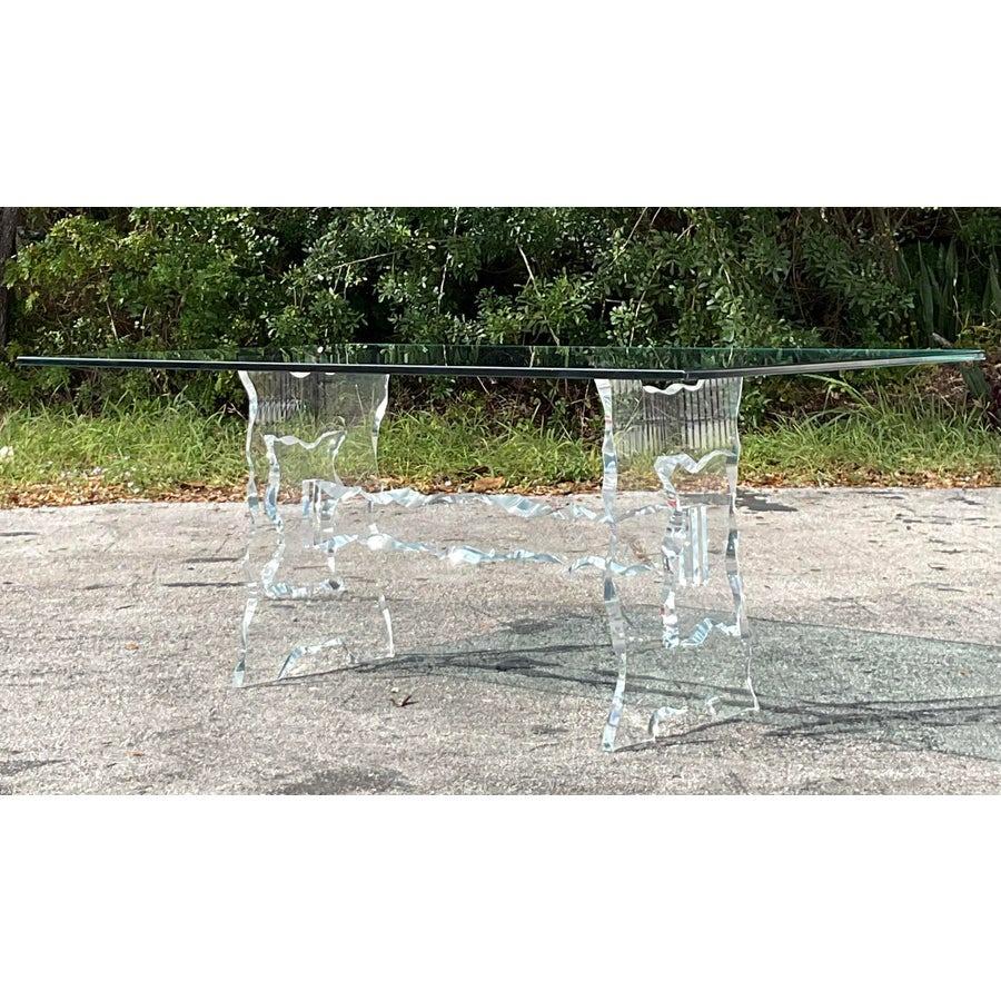 Faites une déclaration audacieuse avec cette table de salle à manger vintage boho sculptée en Lucite. Dotée d'une magnifique base en Lucite aux lignes fluides et sculpturales, cette table respire l'élégance artistique et la sophistication moderne.