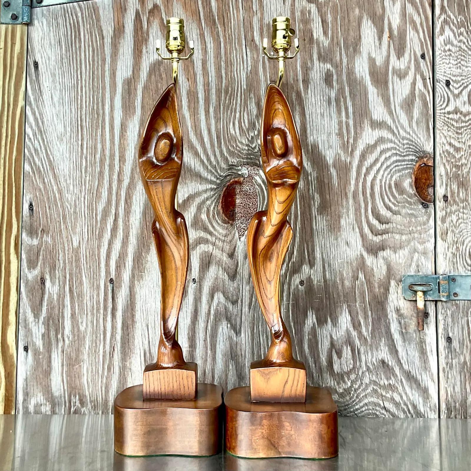 Una fantastica coppia di lampade da tavolo MCM. Realizzato dall'iconico Yasha Heifetz. Splendide figure scultoree su zoccoli di legno rialzati. Completamente restaurata con tutti i cablaggi e l'hardware nuovi. Acquistato da una proprietà di Palm