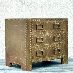 Petite commode vintage Boho à tête de clou en laiton serré
