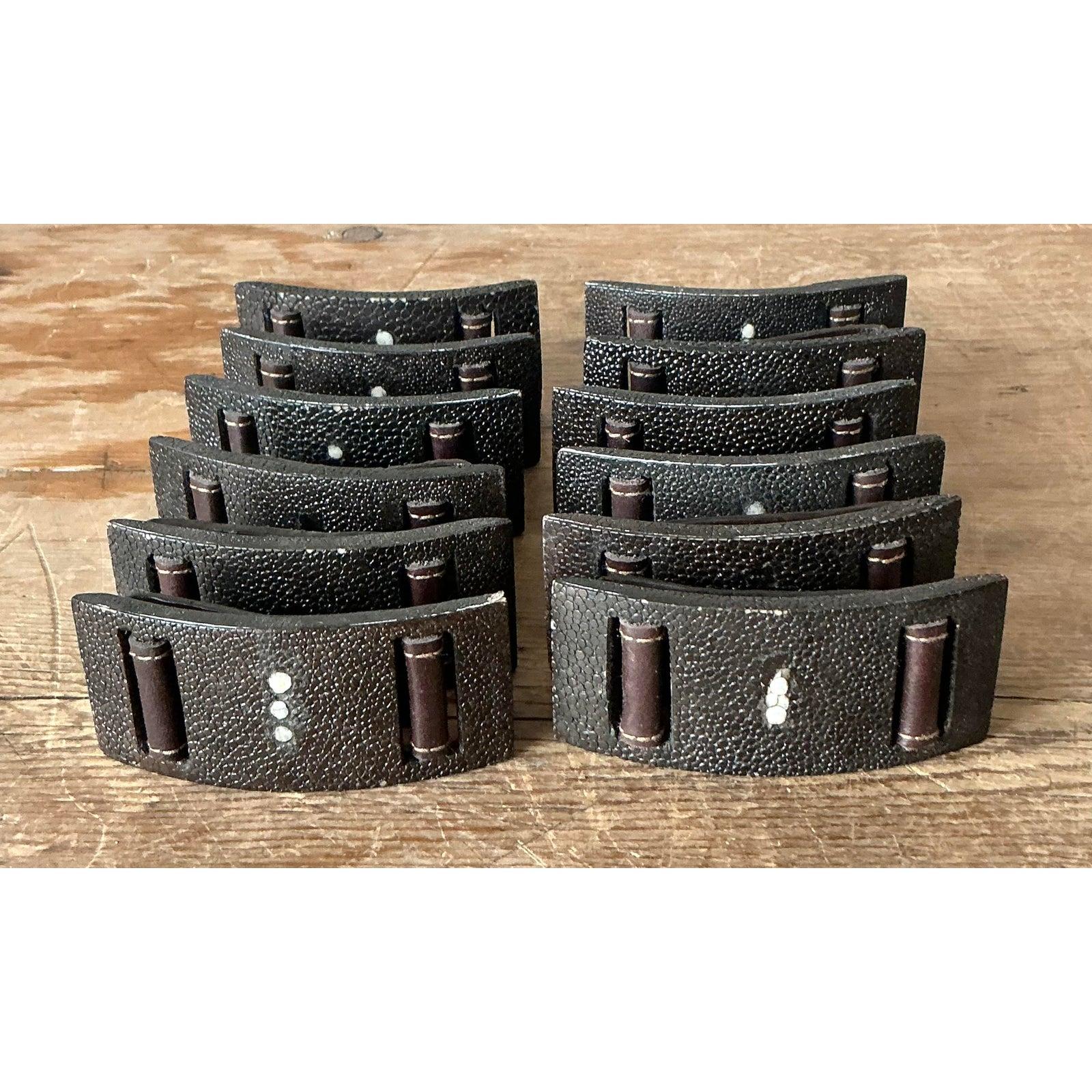 Mit diesem seltenen Set aus zwölf Serviettenringen aus Chagrin im Vintage-Stil verleihen Sie Ihrem Esstisch einen Hauch von exotischem Luxus und Raffinesse. Inspiriert von den opulenten Materialien der Art-Déco-Ära, zeichnet sich jeder Ring durch