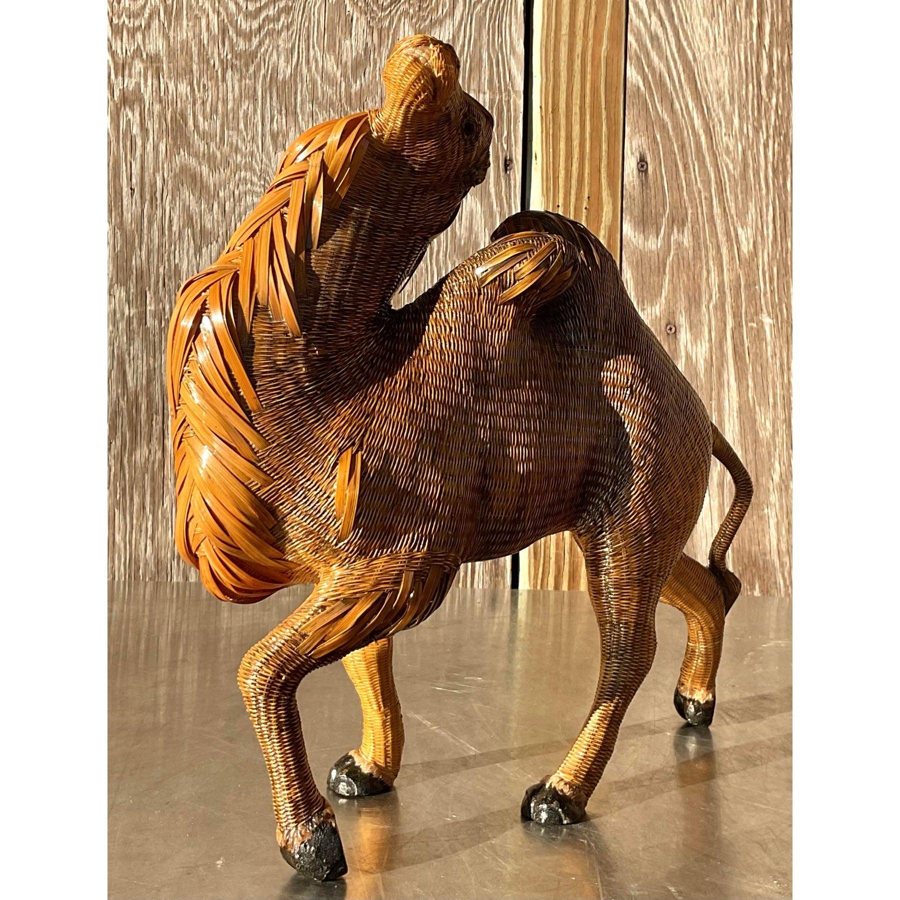 Questo squisito cammello vintage Boho Shanghai Weave mette in mostra l'arte dell'intreccio a mano con la sua trama intricata e la sua forma realistica. L'elegante figura del cammello si erge in una posa maestosa, incarnando una miscela unica di