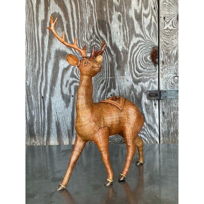 Invita un tocco di estroso fascino boschivo e di artigianalità globale nella tua casa con questo affascinante Cervo Vintage Shanghai Weave. Realizzato magistralmente a mano, il suo corpo è intricato e intrecciato in rattan naturale color miele,