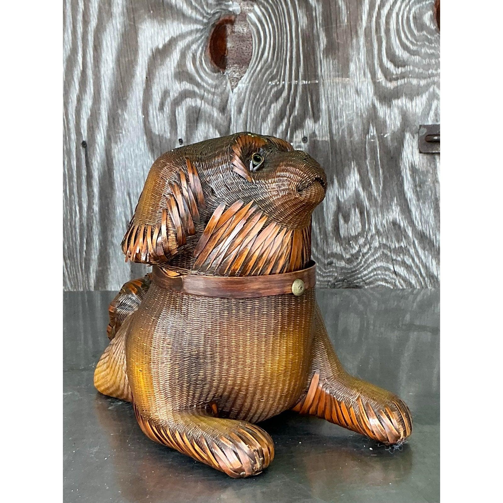 Libérez une touche de charme fantaisiste et d'artisanat dans votre maison avec ce chien vintage en tissage de Shanghai. Fabriquée à la main de manière complexe à partir de matériaux naturels tissés, cette charmante figurine canine présente des