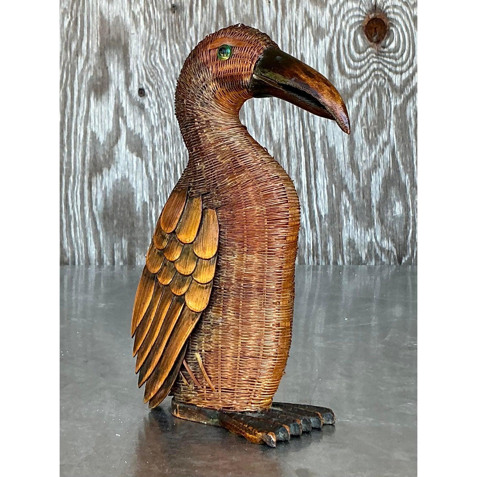 Aggiungi un tocco di fascino globale artigianale al tuo arredamento con questa deliziosa figura di pellicano vintage, che mostra il caratteristico intreccio di Shanghai. Meticolosamente intrecciato con fibre naturali come il rattan o il bambù,