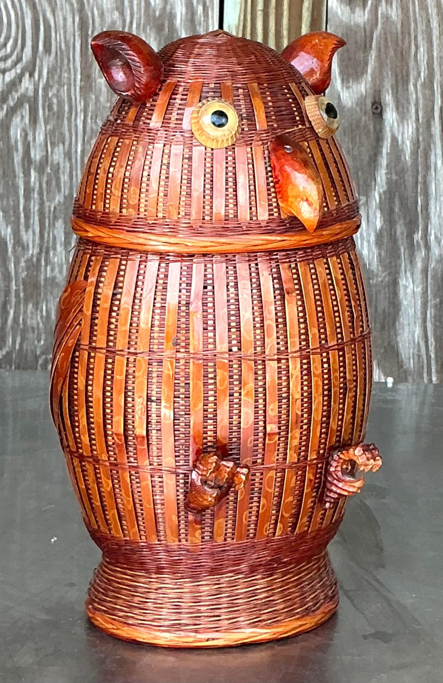 Questo delizioso gufo vintage in rattan intrecciato a Shanghai aggiunge un tocco di fascino stravagante a qualsiasi spazio. Realizzato con un intricato intreccio di rattan, questo gufo presenta una tonalità calda e terrosa che completa perfettamente